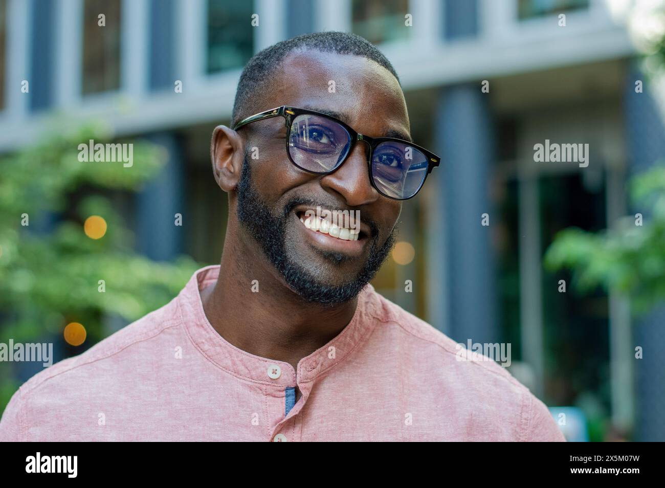 Man wearing glasses hi-res stock photography and images - Alamy