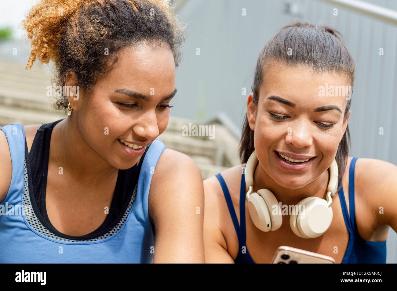 Friends using hi-res stock photography and images - Alamy