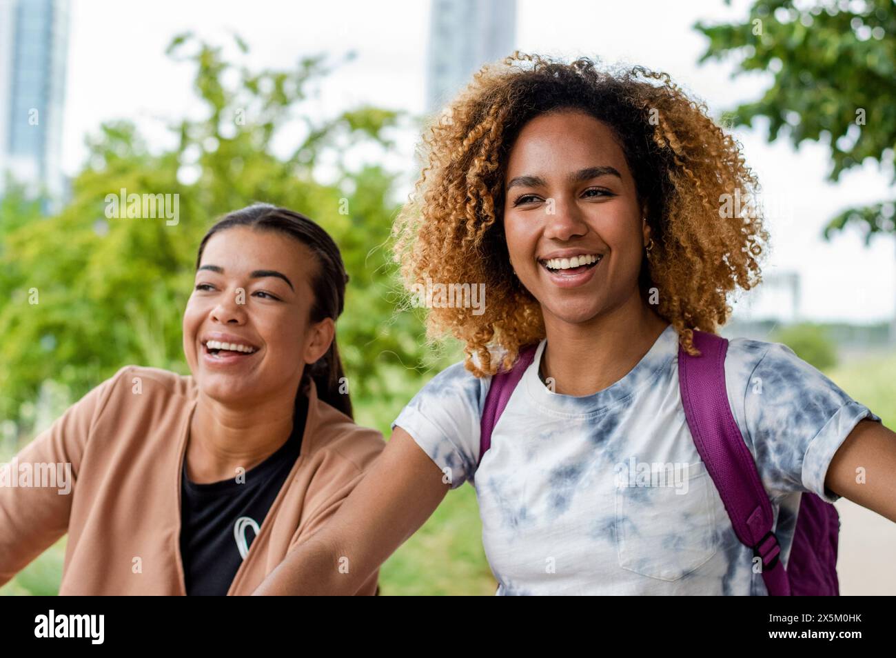 Portrait two women smiling hi-res stock photography and images - Alamy