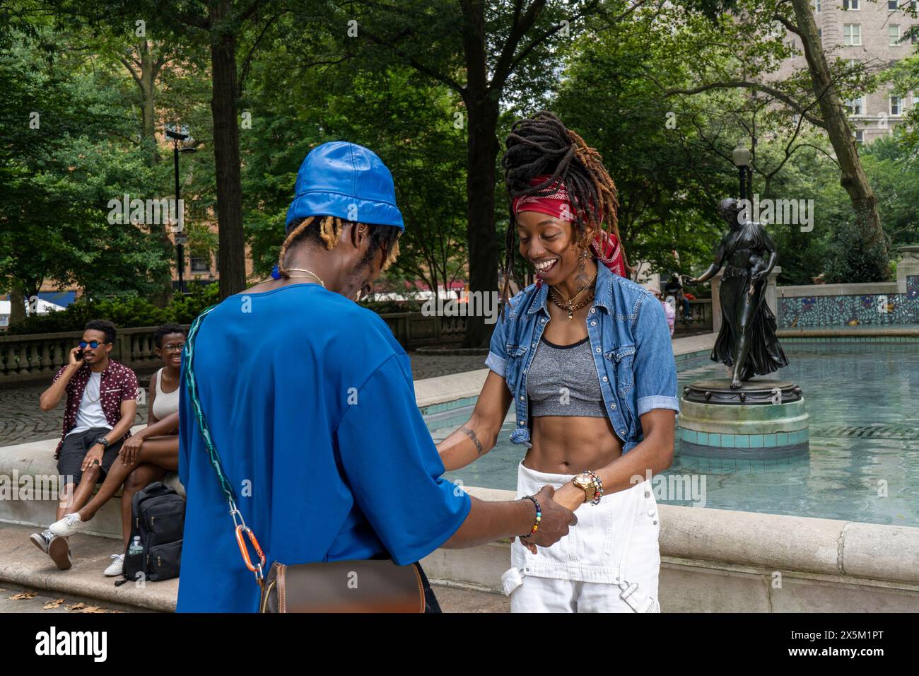Holding hands in public hi-res stock photography and images - Alamy