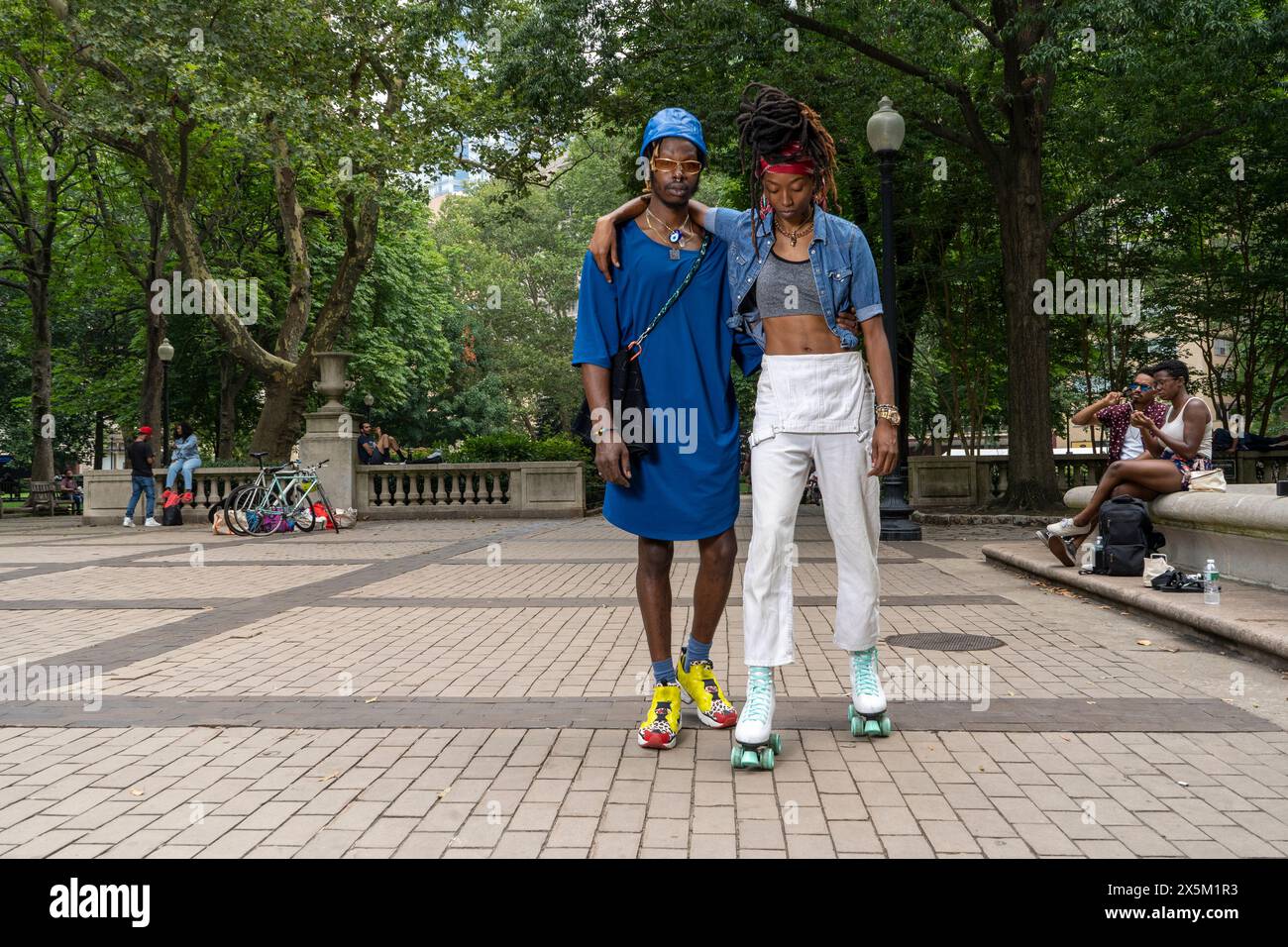 Couple with dreadlocks hugging hi-res stock photography and images - Alamy