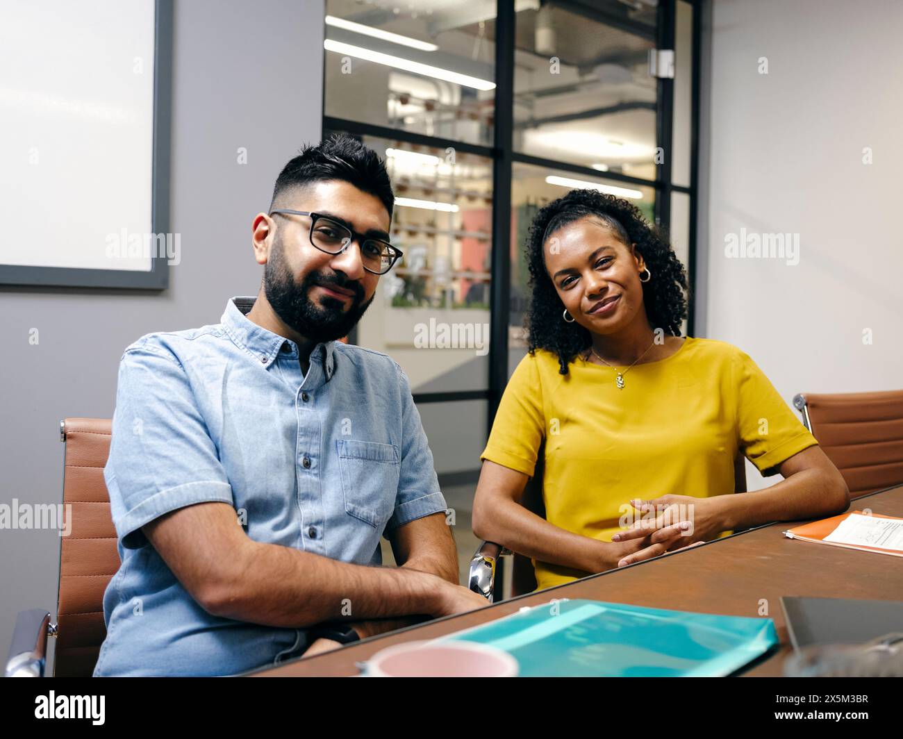 Business man and woman meeting hi-res stock photography and images - Alamy