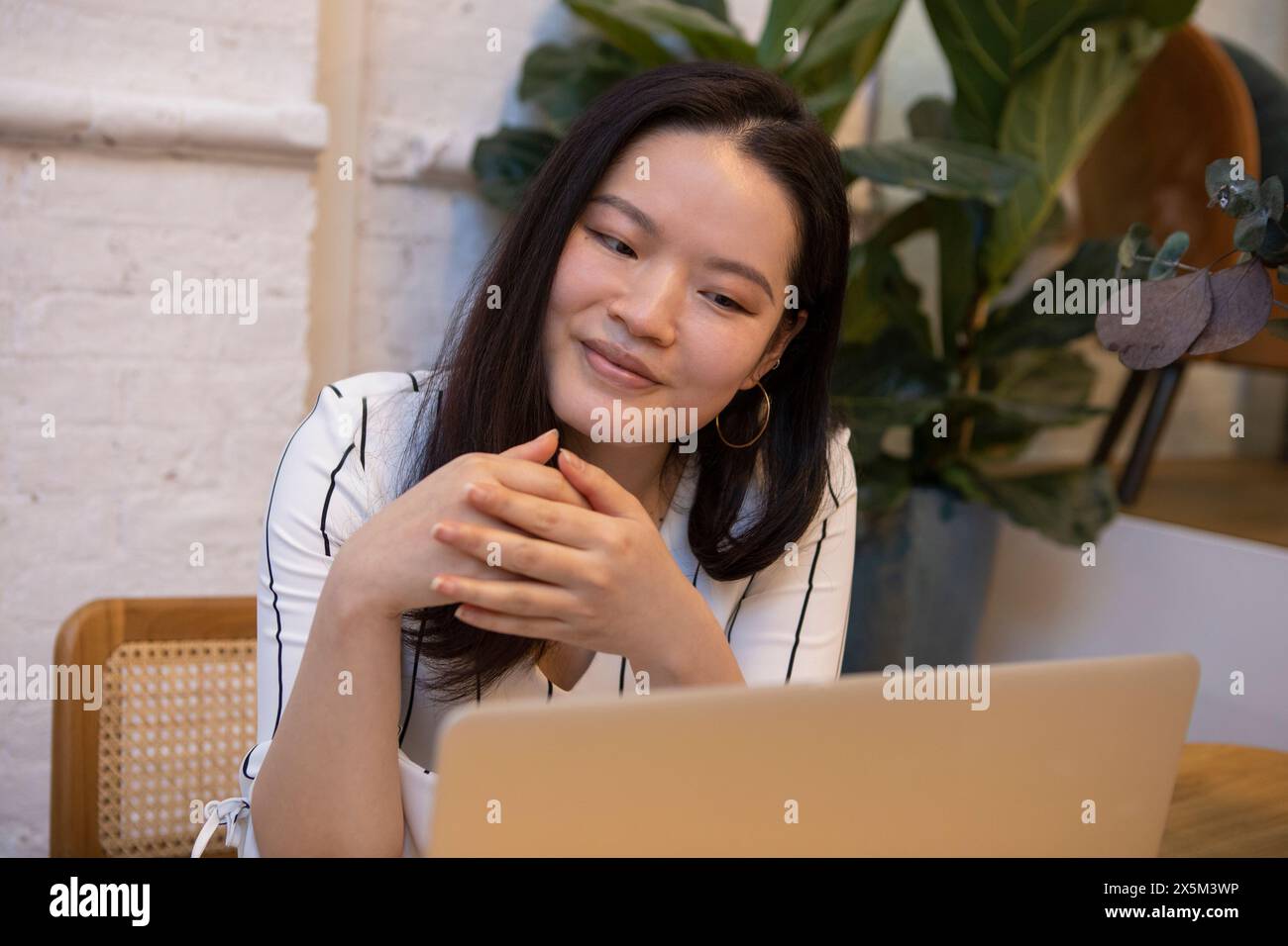 Woman laptop home smiling asian hi-res stock photography and images - Alamy