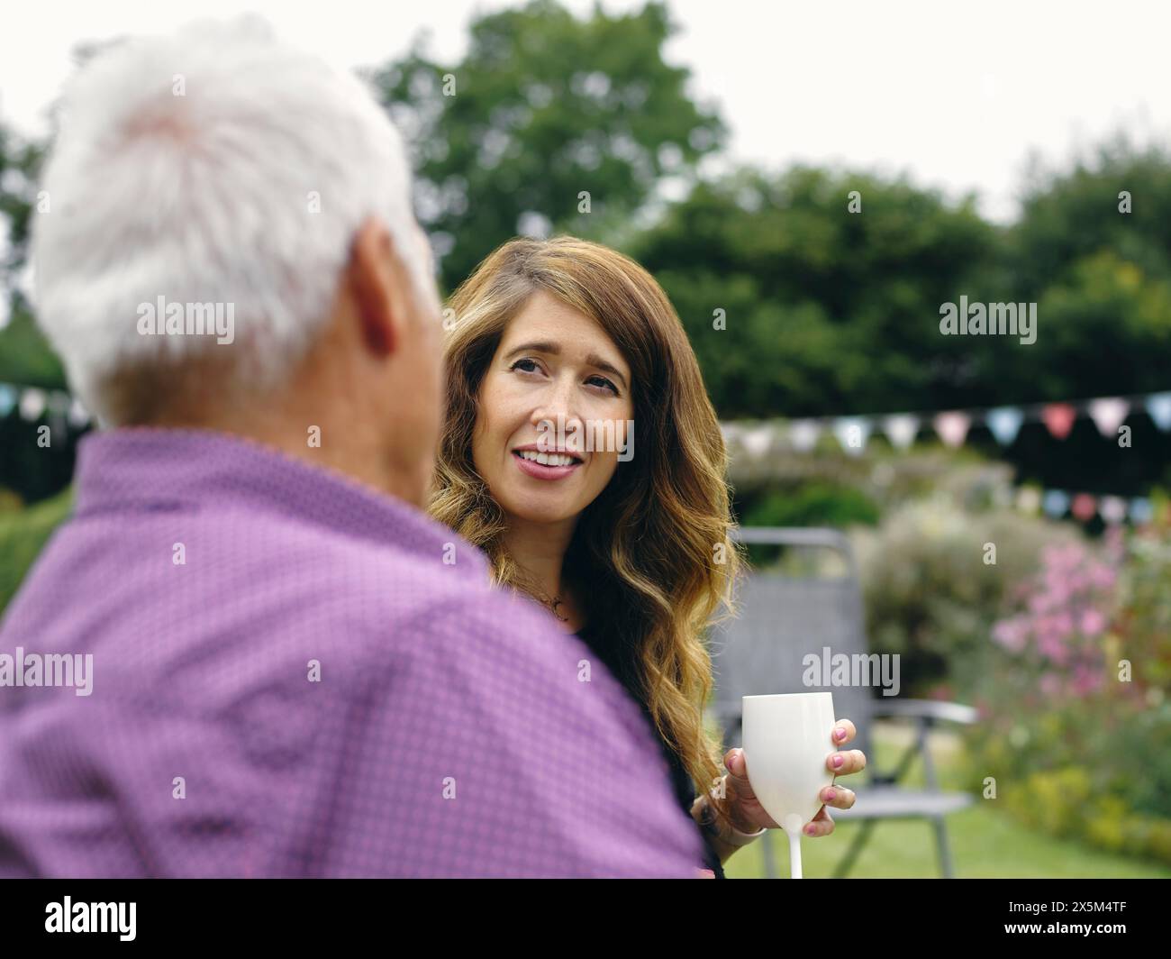 Woman man senior talking hi-res stock photography and images - Alamy