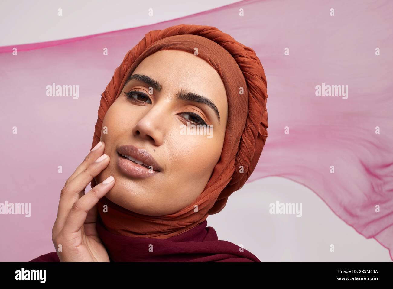 Hijab wearing muslim woman hi-res stock photography and images - Alamy