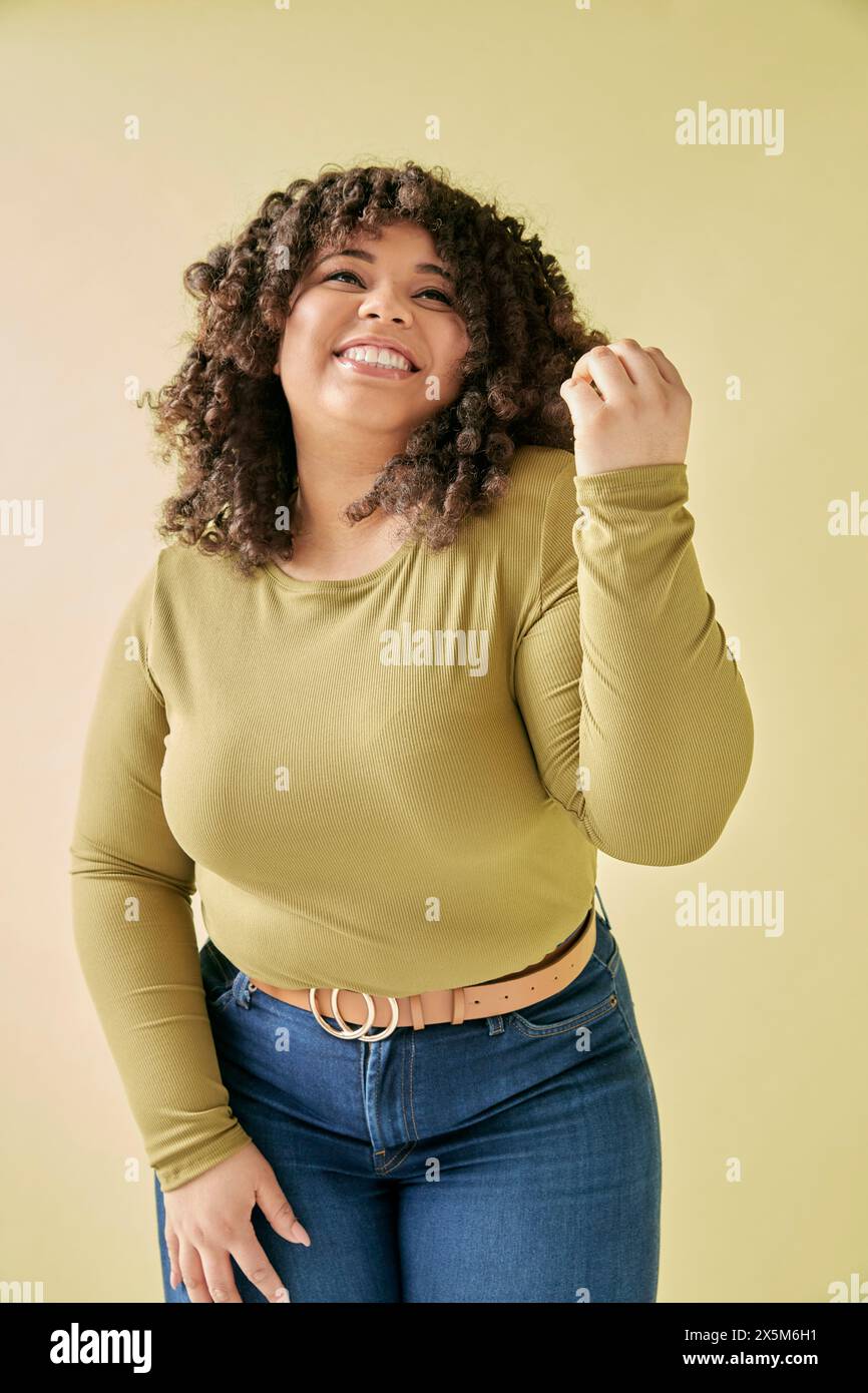 Studio portrait of smiling young woman Stock Photo - Alamy