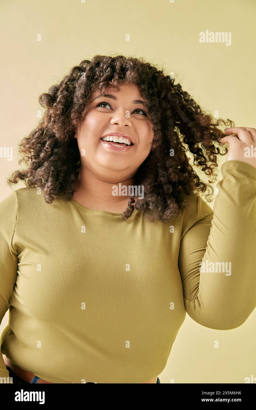 Studio portrait young smiling woman hi-res stock photography and images ...