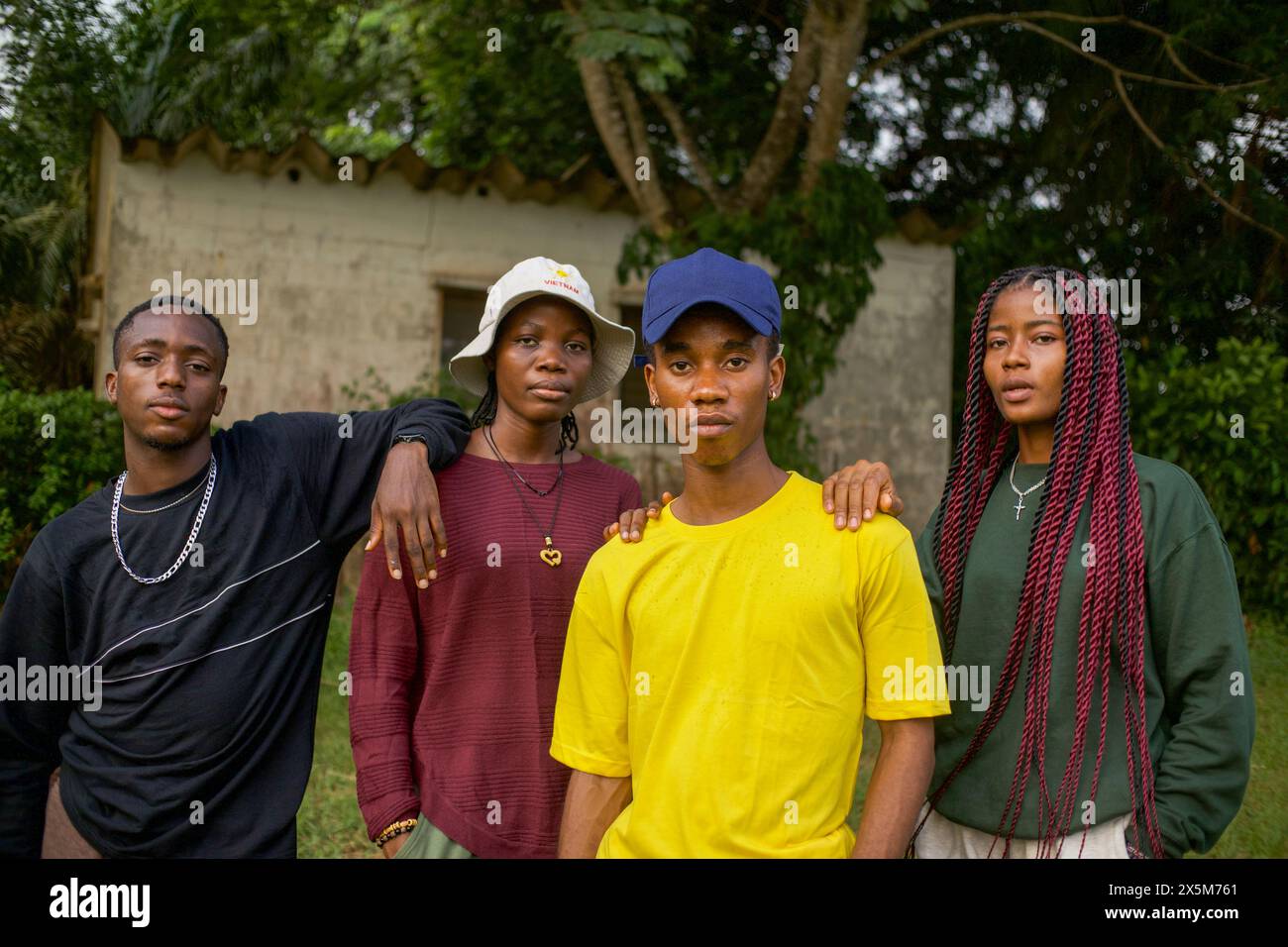 Portrait group young friends hi-res stock photography and images - Alamy