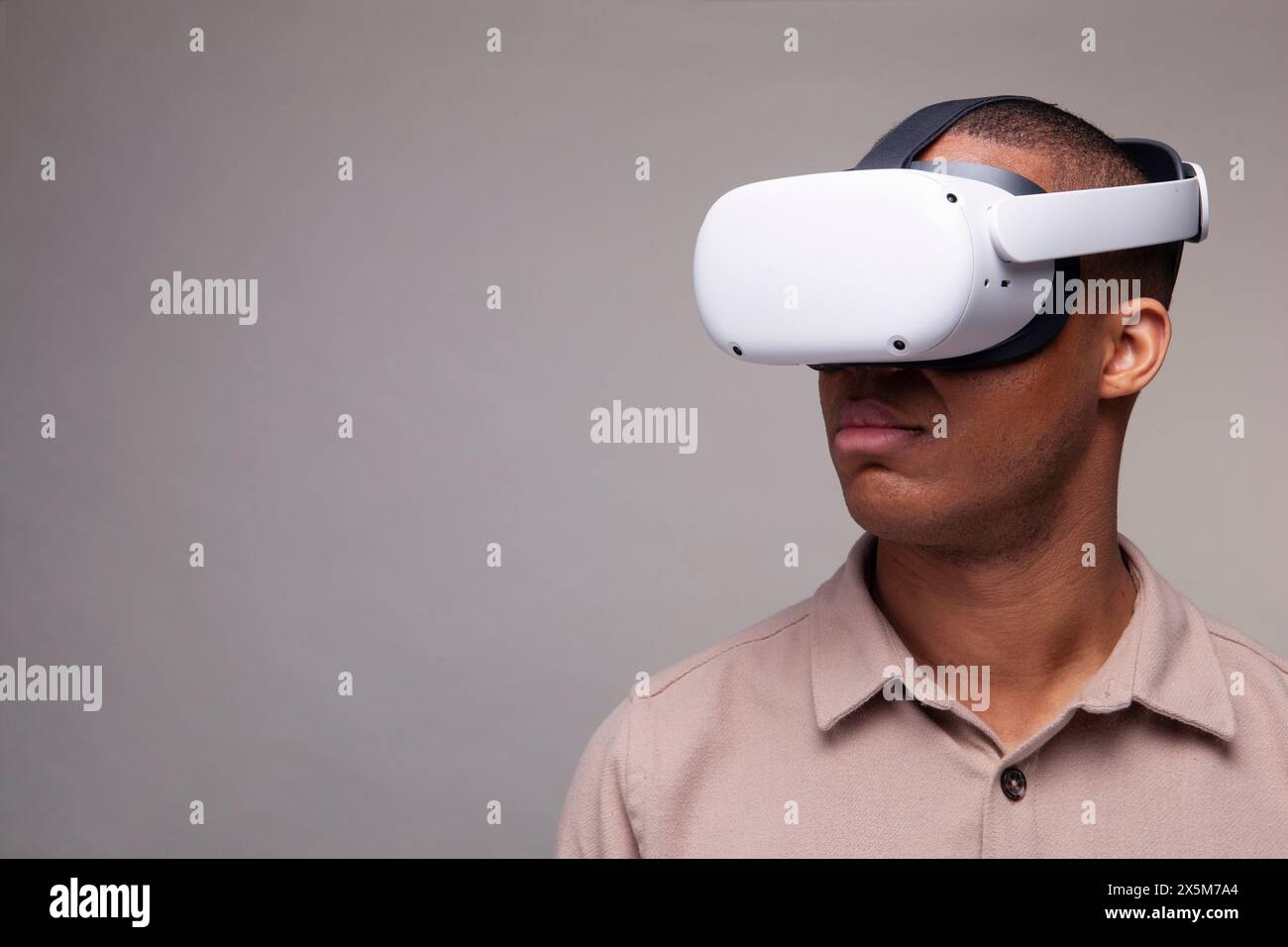 Man wearing virtual reality headset Stock Photo