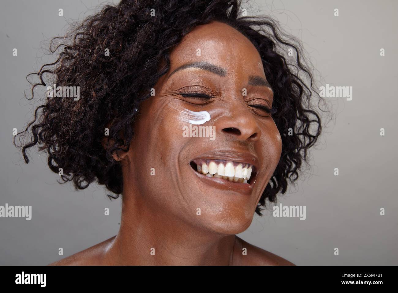 Mature woman smiling face beauty hi-res stock photography and images ...