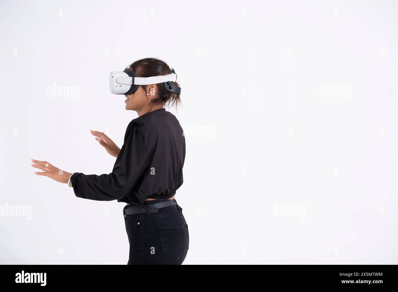 Adult wearing vr headset hi-res stock photography and images - Alamy