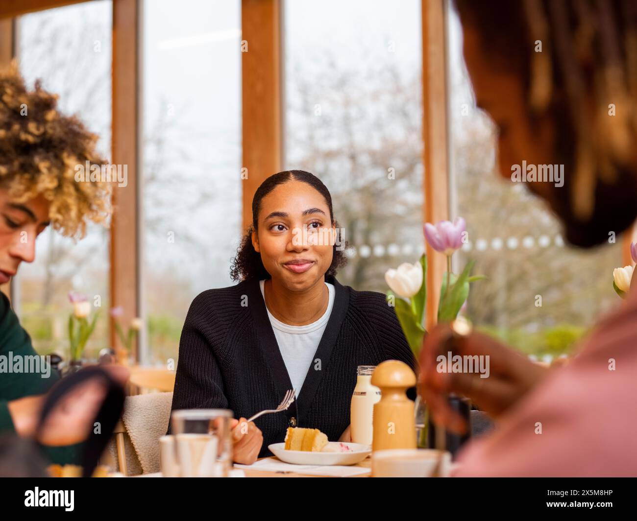 Group young friends sitting hi-res stock photography and images - Alamy