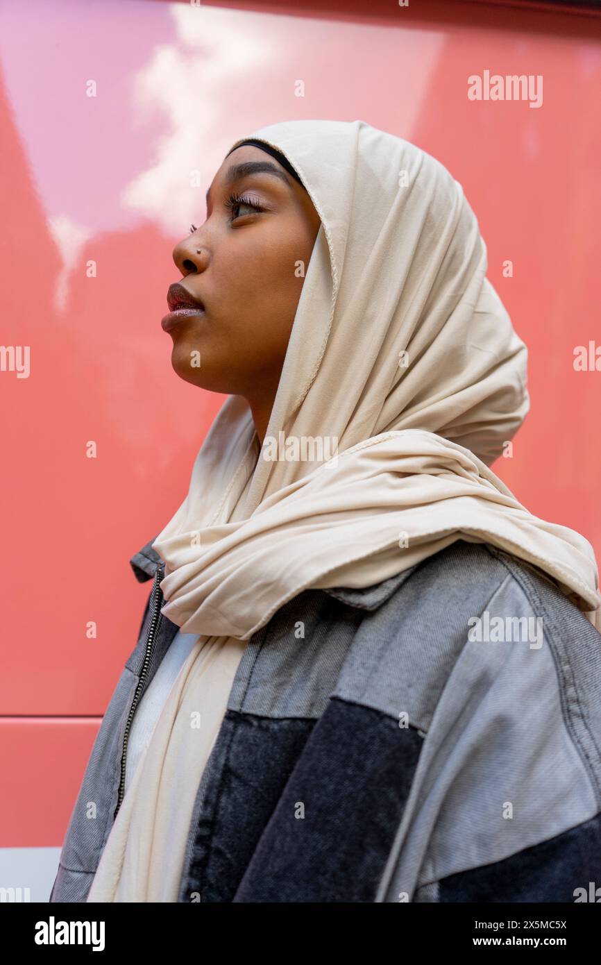 Muslim woman veil profile hi-res stock photography and images - Alamy