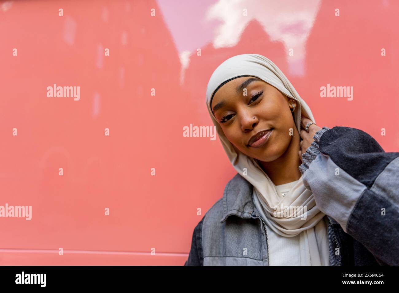 Woman wearing hijab white hi-res stock photography and images - Alamy