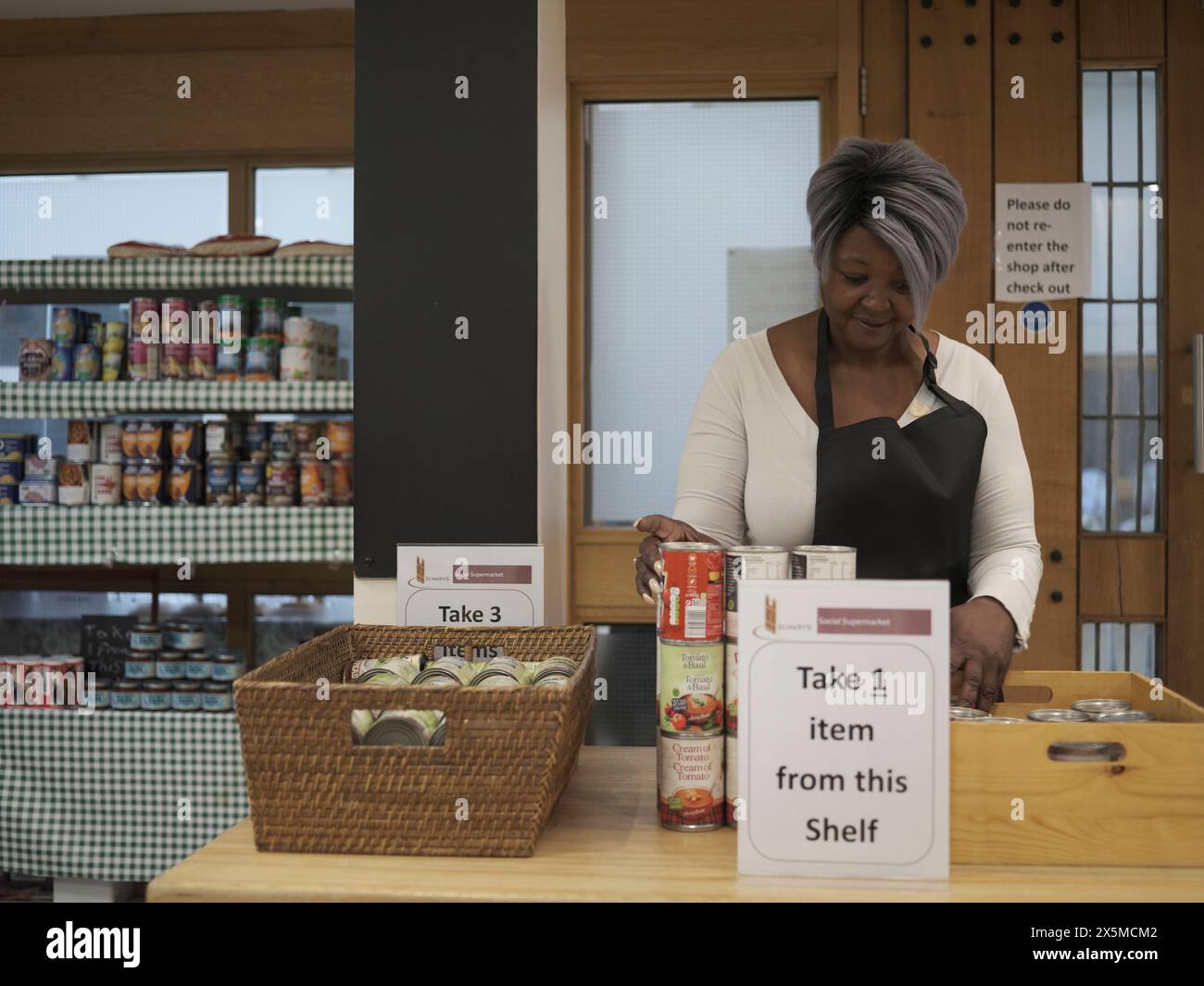 Food donation volunteer woman hi-res stock photography and images - Alamy