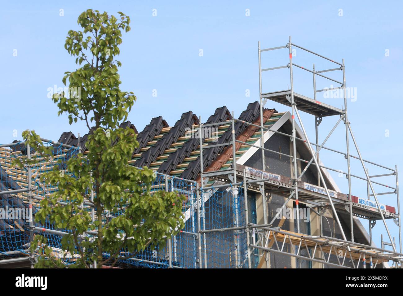 Blick am Donnerstag 09.05.2024 am Ortsrand der Stadt Waren Müritz Landkreis Mecklenburgische Seenplatte auf eine Wohnungsbaustelle. An dem Standort entstehen derzeit 28 neue Eigentumswohnungen. Zu diesen gehört u.a. ein PKW Stellplatz und ein Fahrstuhl. Dazu sind sie altersgerecht. Die Ampel-Koalition hatte einst das Ziel herausgegeben, 400.000 neue Wohnungen zu schaffen. Ob das jemals erreicht wird ist derzeit mehr als fraglich. Denn zahlreiche Bauherren sind in den zurückliegenden Monaten wegen der gestiegenen Kosten von einem Teil ihrer ursprünglichen Bauvorhaben zurückgetreten. Hinzu komme Stock Photo