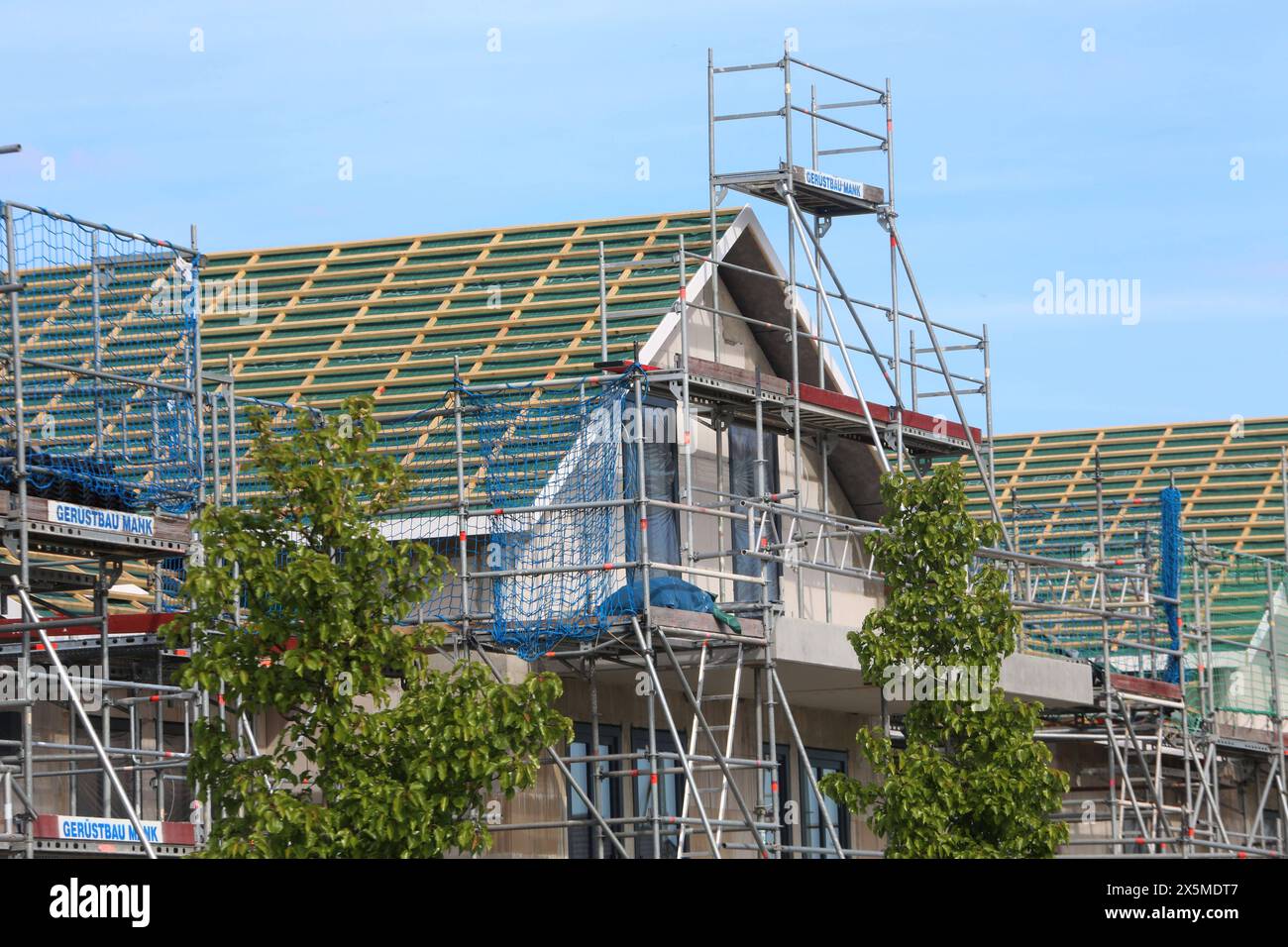 Blick am Donnerstag 09.05.2024 am Ortsrand der Stadt Waren Müritz Landkreis Mecklenburgische Seenplatte auf eine Wohnungsbaustelle. An dem Standort entstehen derzeit 28 neue Eigentumswohnungen. Zu diesen gehört u.a. ein PKW Stellplatz und ein Fahrstuhl. Dazu sind sie altersgerecht. Die Ampel-Koalition hatte einst das Ziel herausgegeben, 400.000 neue Wohnungen zu schaffen. Ob das jemals erreicht wird ist derzeit mehr als fraglich. Denn zahlreiche Bauherren sind in den zurückliegenden Monaten wegen der gestiegenen Kosten von einem Teil ihrer ursprünglichen Bauvorhaben zurückgetreten. Hinzu komme Stock Photo