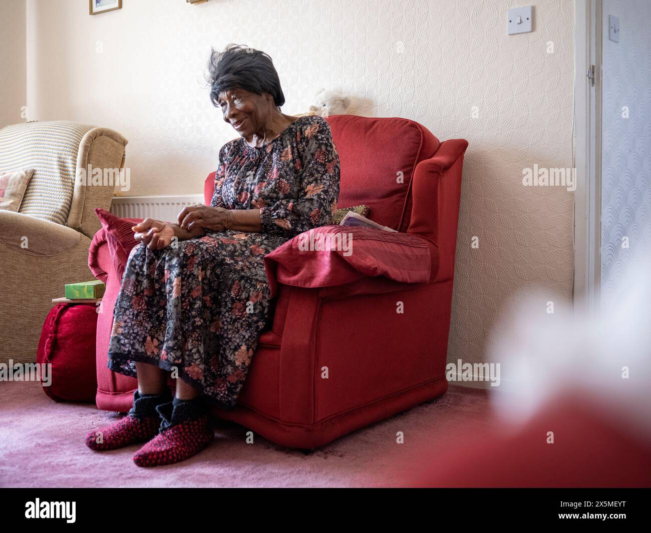 Elderly woman sitting hi-res stock photography and images - Alamy