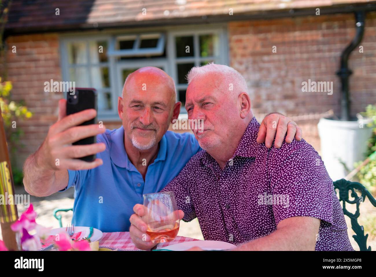 Senior men taking selfie hi-res stock photography and images - Alamy