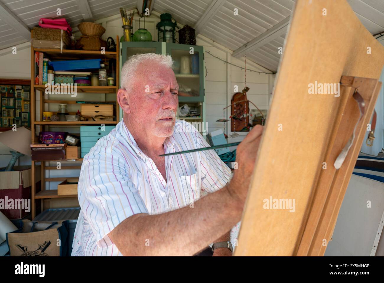 Man painting at easel hi-res stock photography and images - Alamy