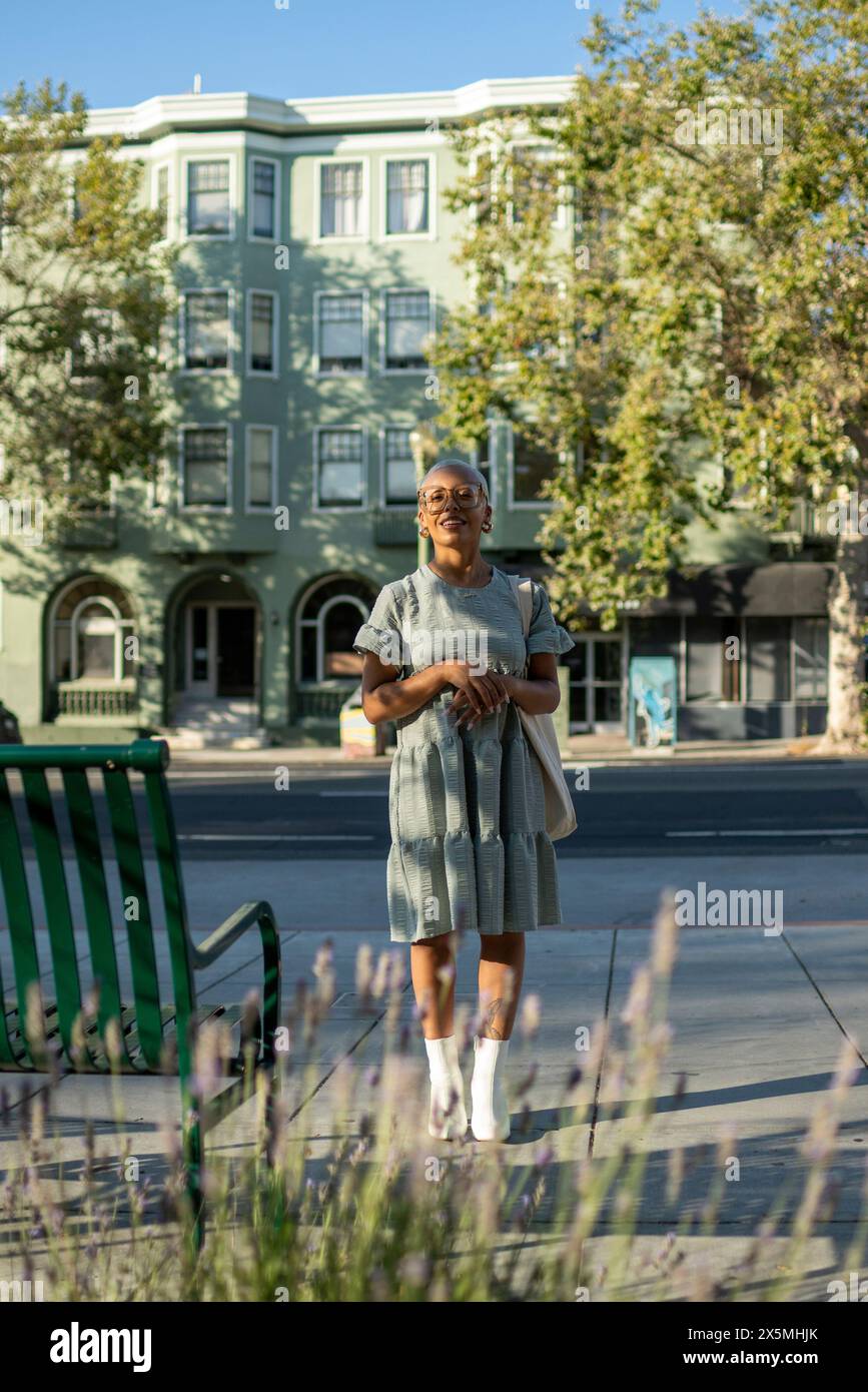 Smiling woman in city street hi-res stock photography and images - Alamy