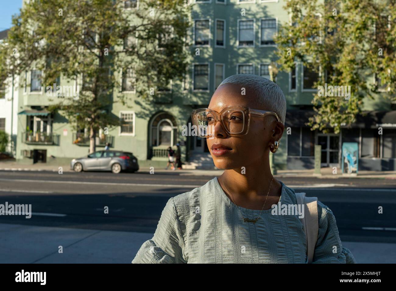 Woman standing city hi-res stock photography and images - Alamy