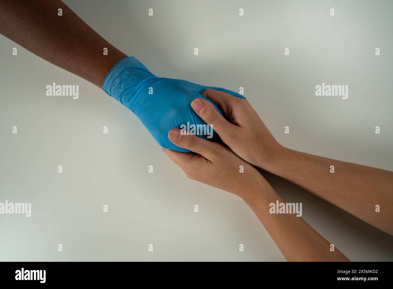Women hand holding surgical hi-res stock photography and images - Alamy