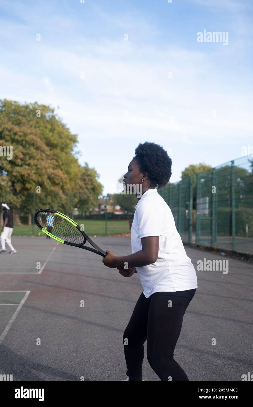 Girl playing tennis tennis court hi-res stock photography and images ...