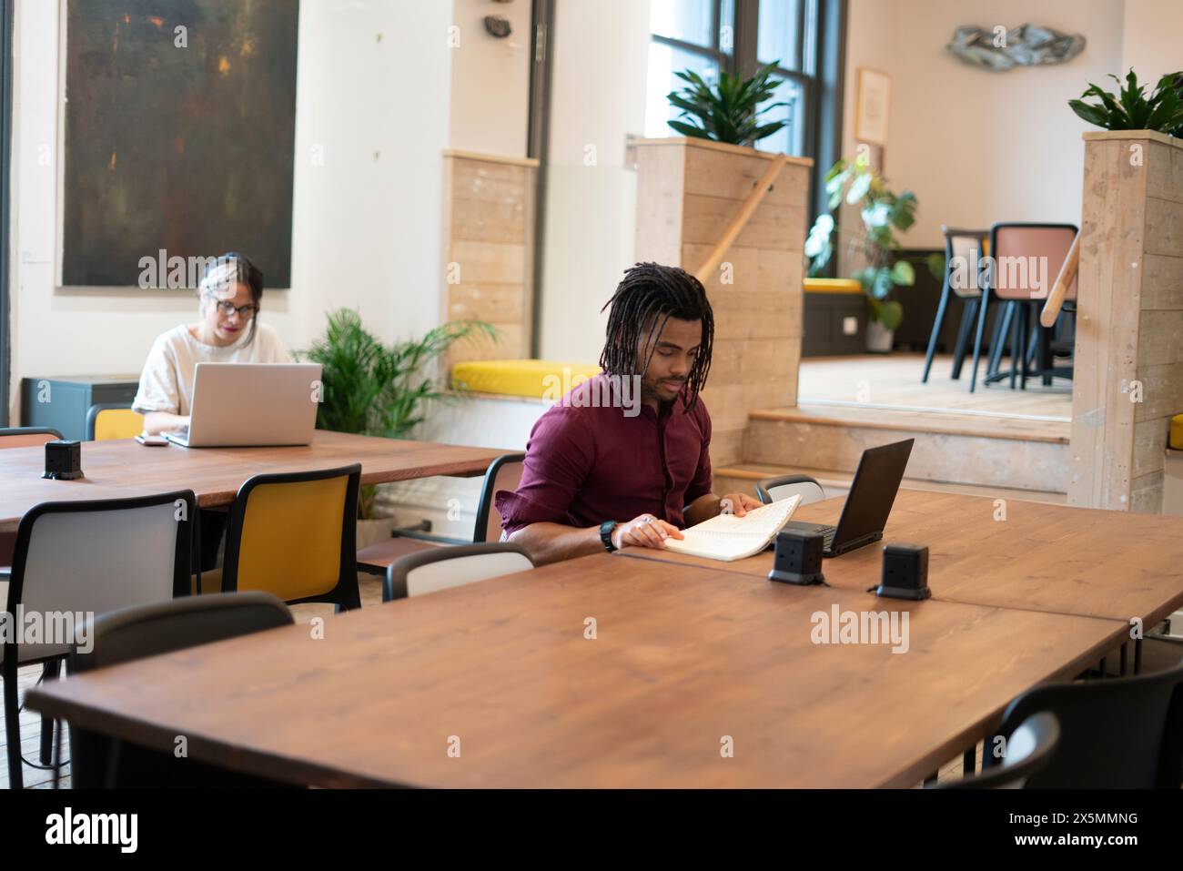 Office man woman laptops hi-res stock photography and images - Alamy