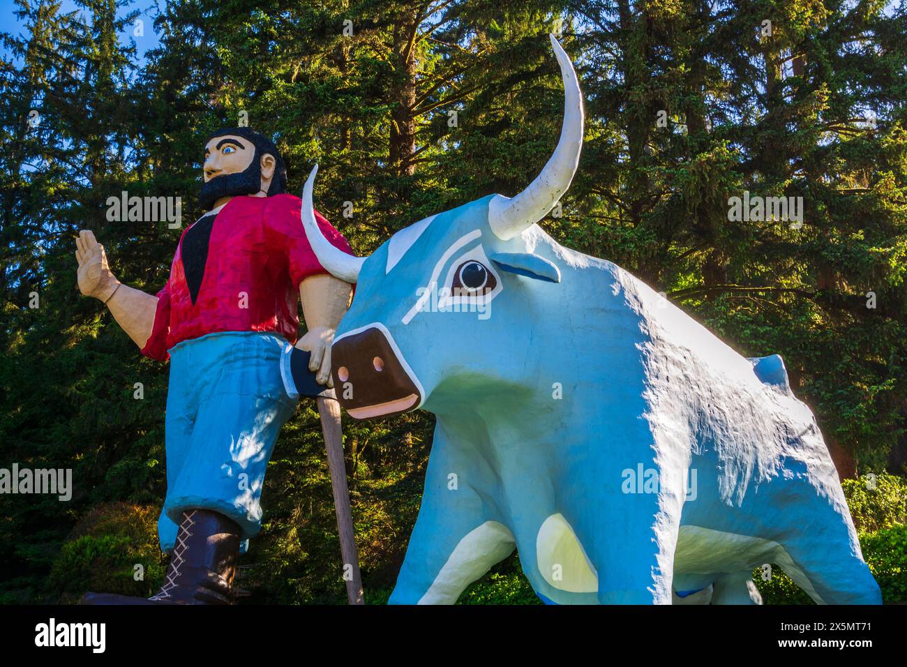 Paul Bunyan and ox Babe statues at Trees of Mystery roadside attraction, Klamath, California, USA. (Editorial Use Only) Stock Photo