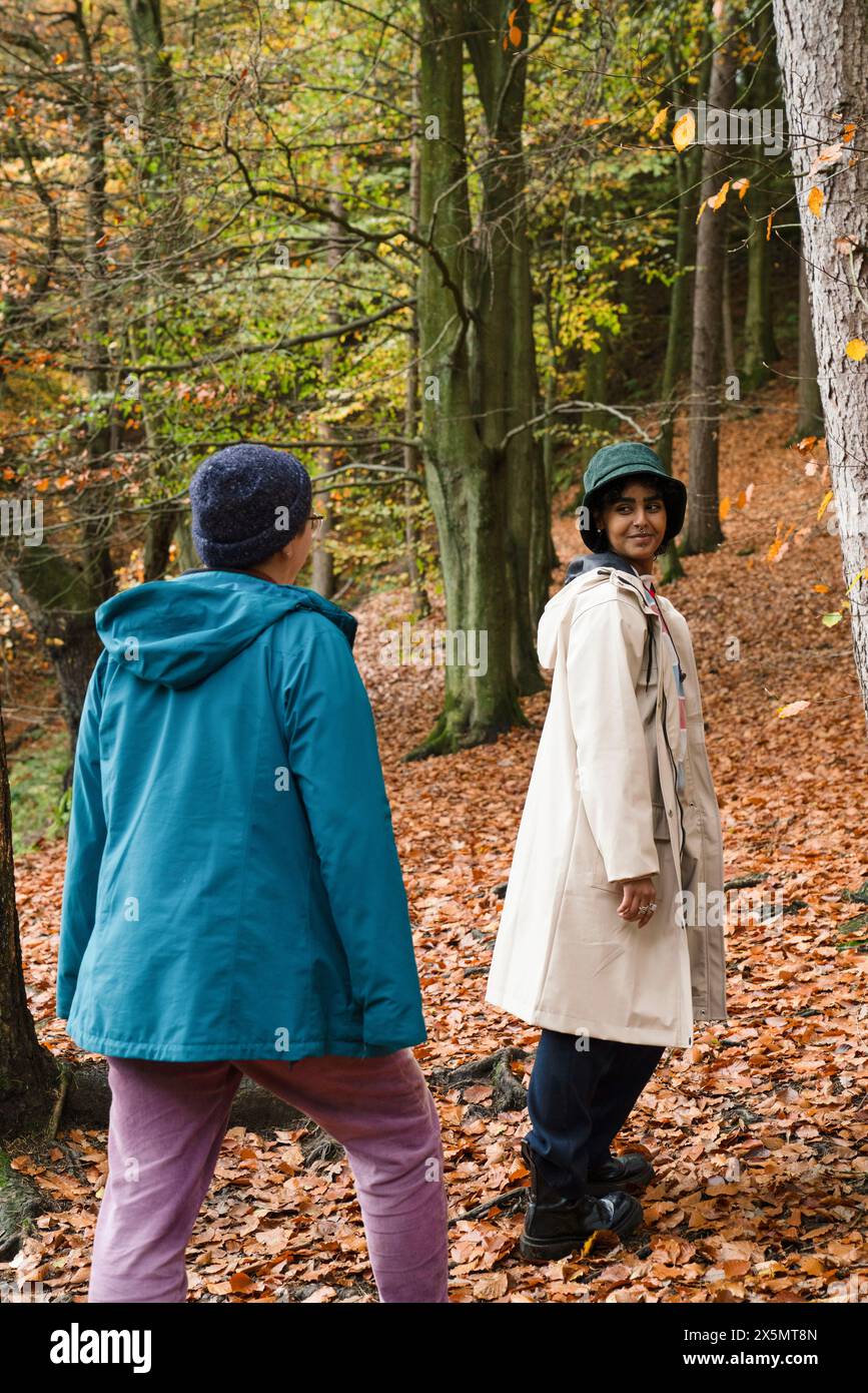 Female friends hiking hi-res stock photography and images - Alamy