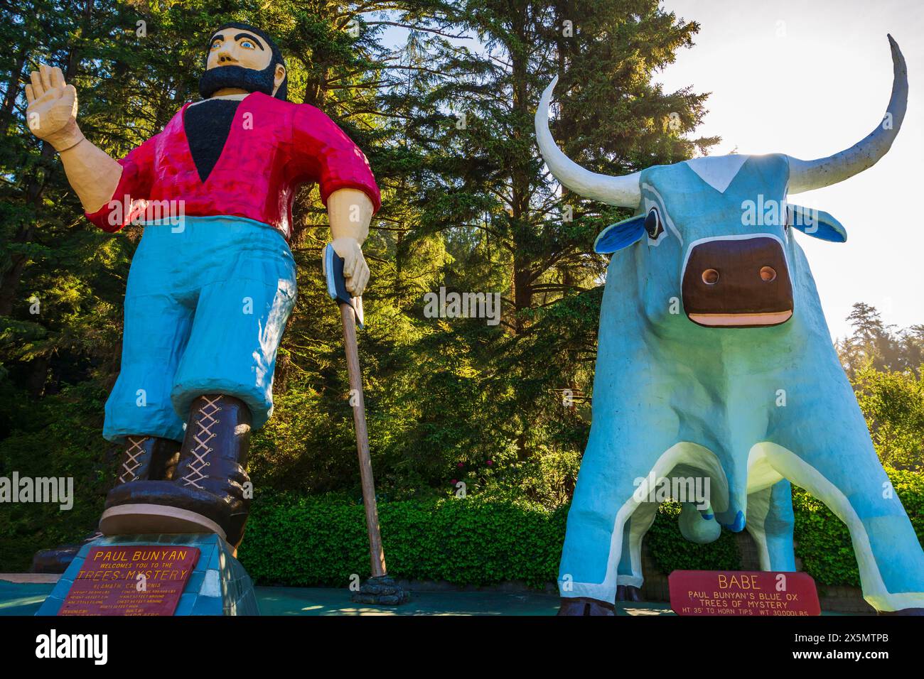 Paul Bunyan and ox Babe statues at Trees of Mystery roadside attraction, Klamath, California, USA. (Editorial Use Only) Stock Photo
