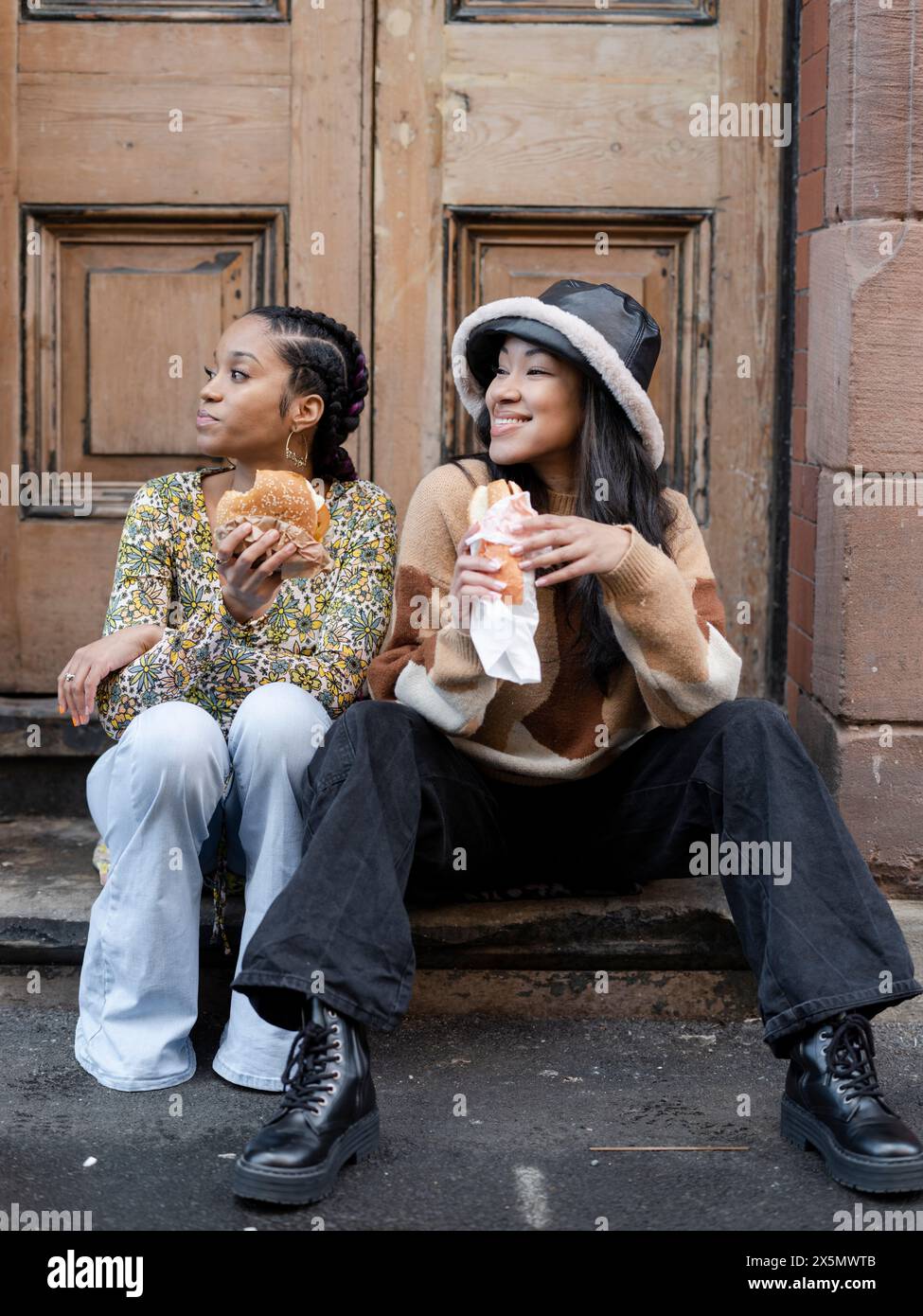 Women eating junk food hi-res stock photography and images - Alamy