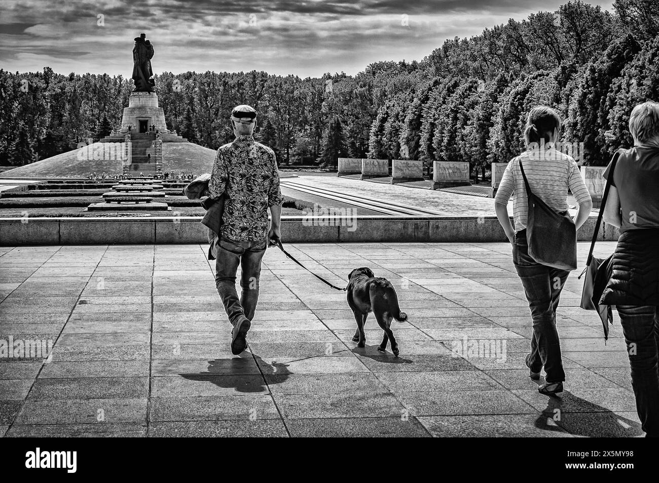 Berlin Treptow-Köpenick sowjetisches / russisches Ehrenmal Treptower Park am Morgen nach den Feiern zum Jahrestag der Kapitulation am Vortag - 10.05.2024 Berlin *** Berlin Treptow Köpenick Soviet Russian memorial Treptower Park in the morning after the celebrations for the anniversary of the capitulation the day before 10 05 2024 Berlin Stock Photo