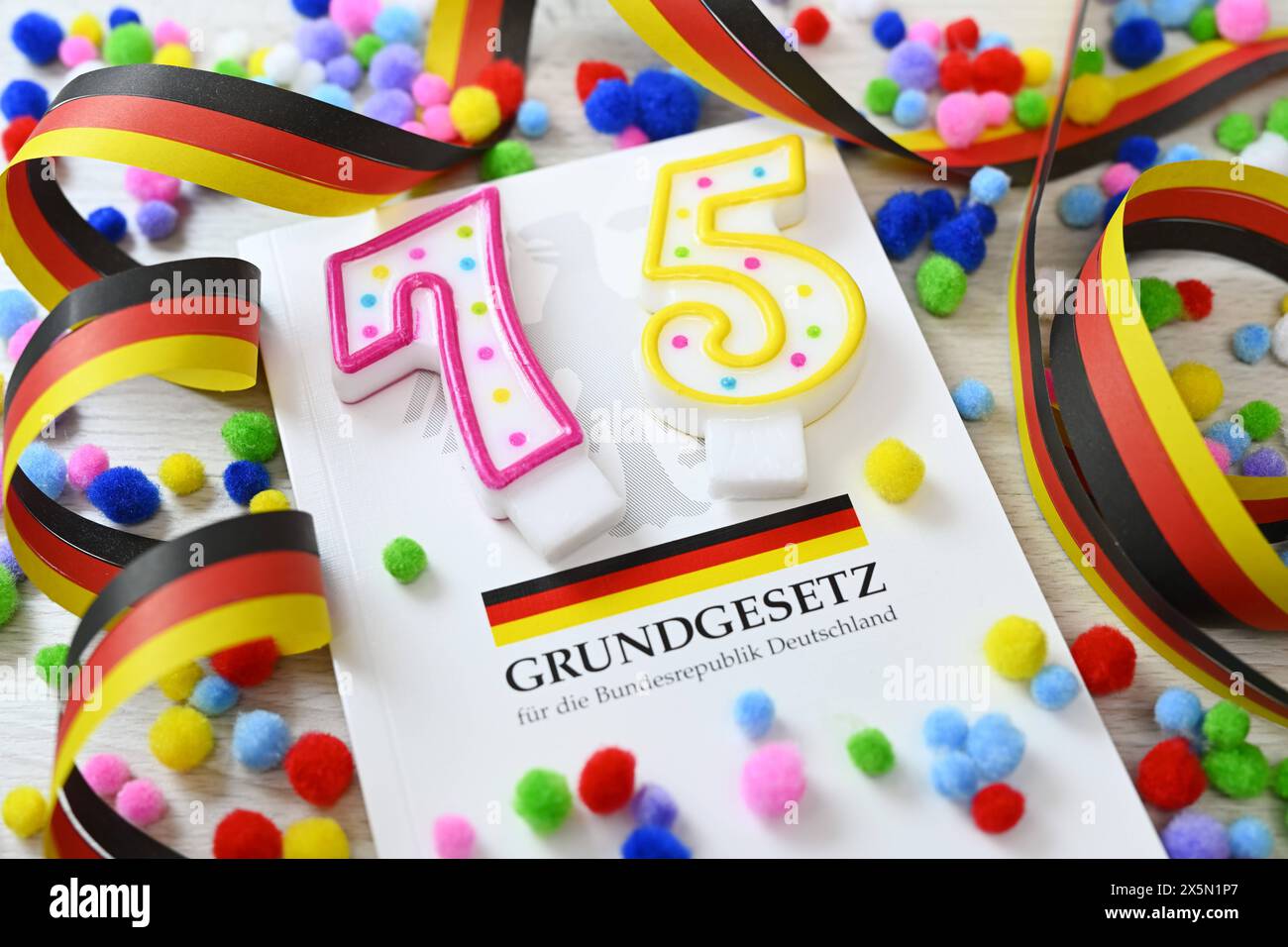 Deutsches Grundgesetz mit der Zahl 75 und Girlanden, Symbolfoto 75 ...