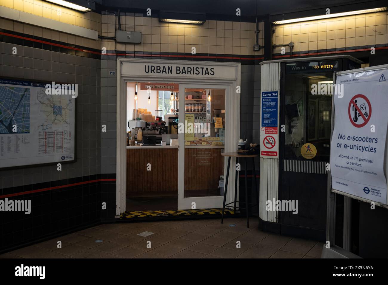 Smallest coffee shop london hi-res stock photography and images - Alamy