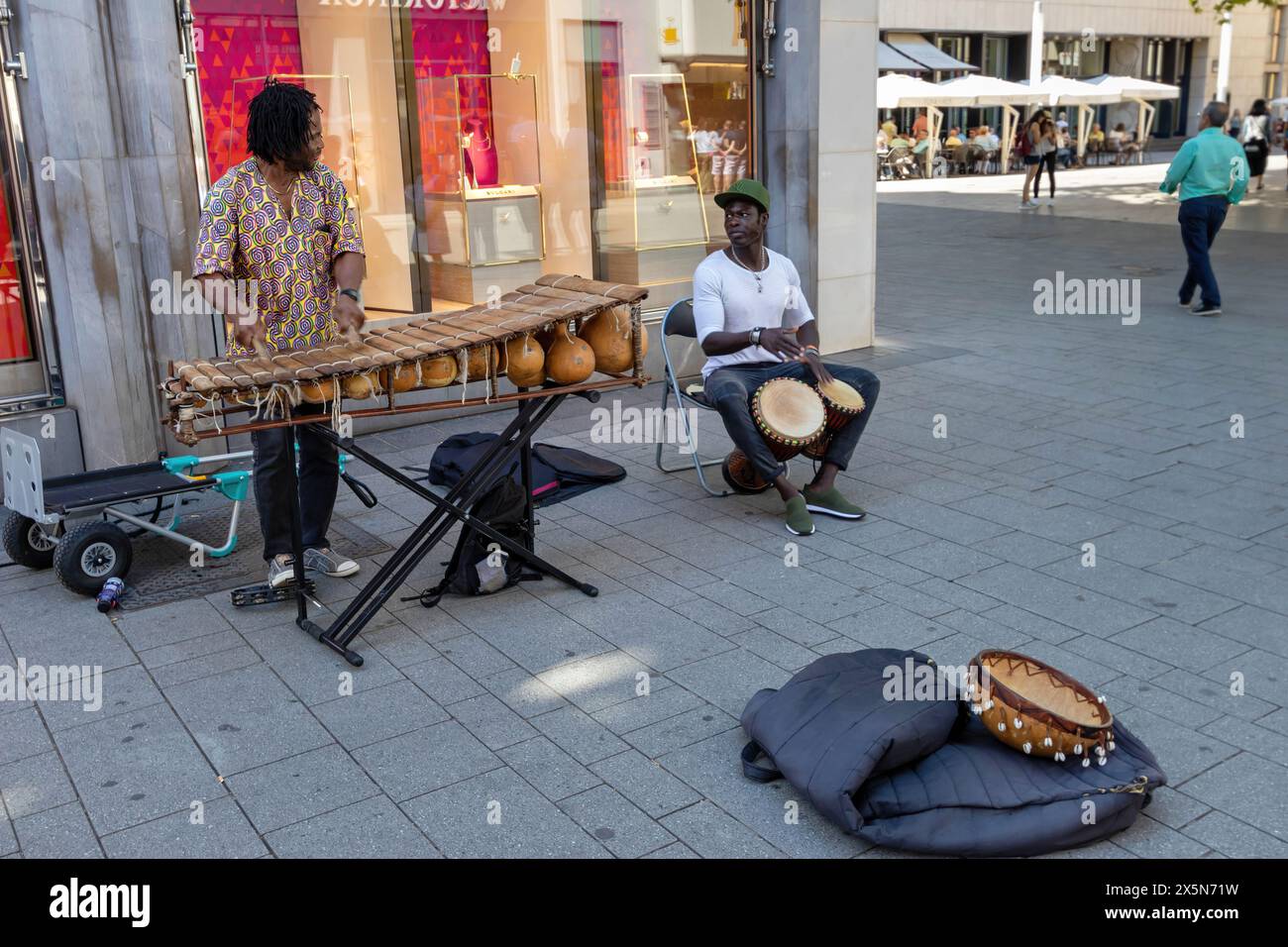 African wooden drums hi-res stock photography and images - Alamy