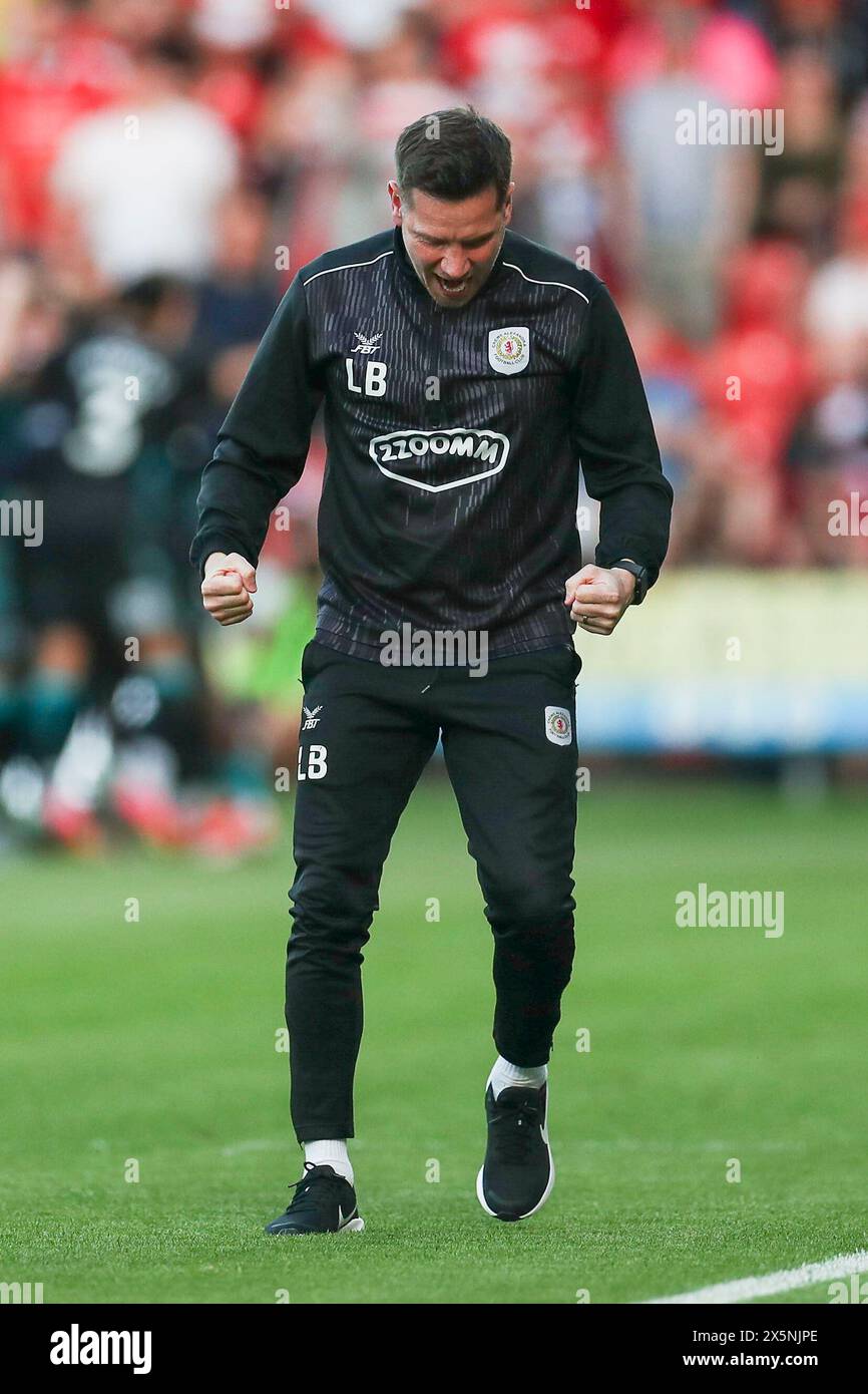Crewe Alexandra Manager Lee Bell celebrates a GOAL 02 during the