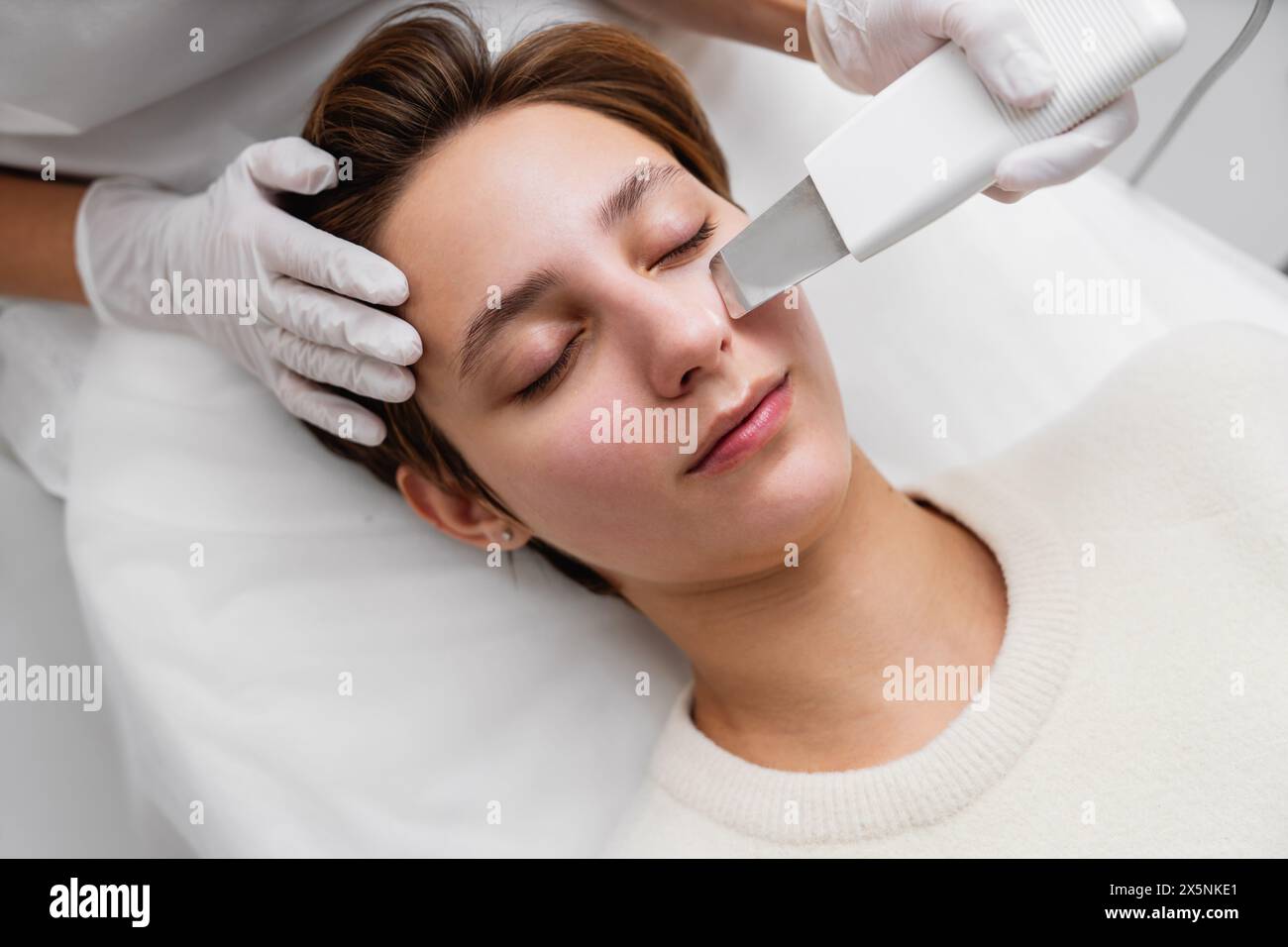 Ultrasonic cleaning of the face. Skin peeling Stock Photo - Alamy