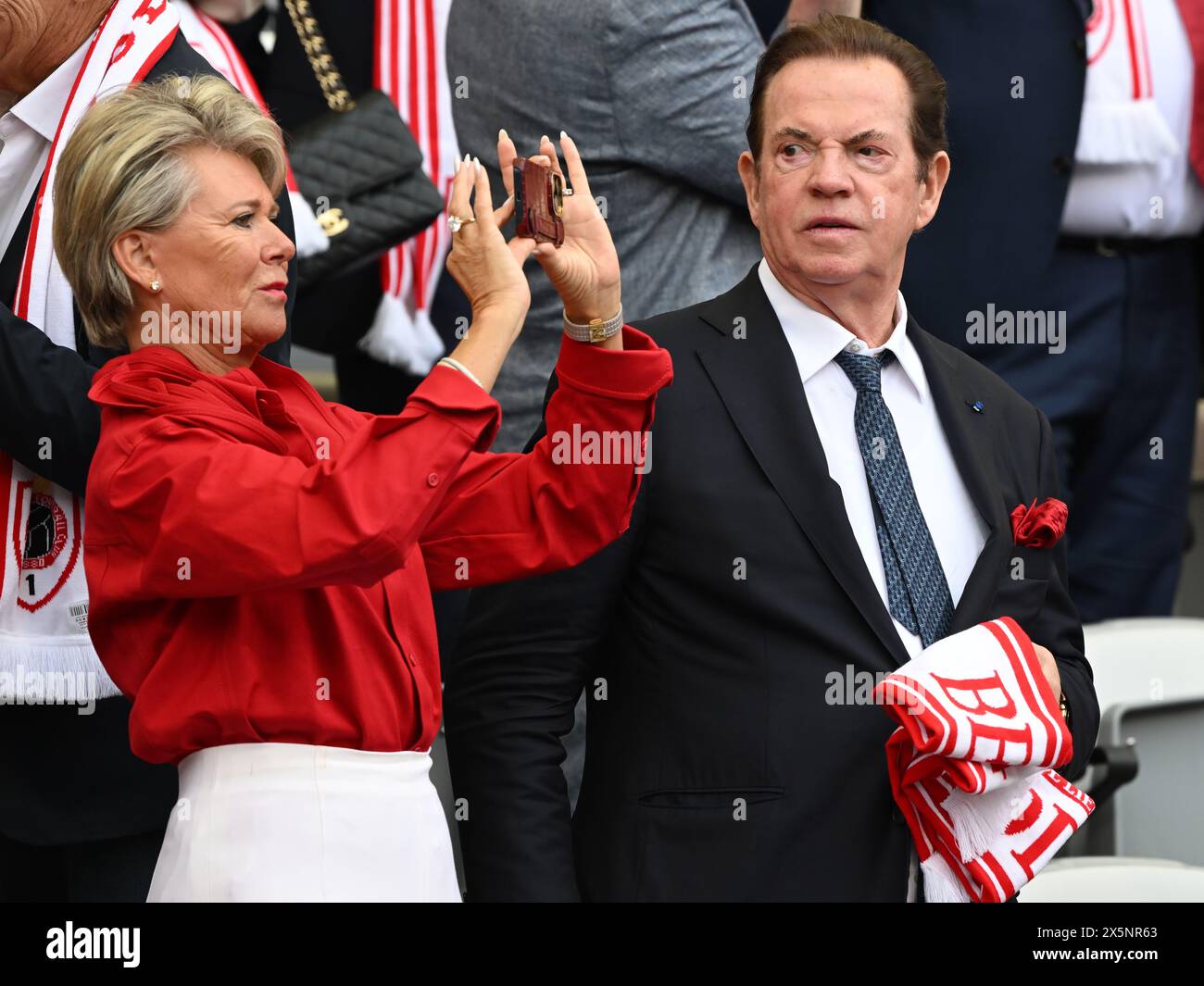 BRUSSELS - (l-r) Ria Vandoorne, Royal Antwerp FC owner and chairman Paul Gheysens during the Belgian Croky Cup final between Union st Gillis and Royal Antwerp FC at the King Baudouin Stadium on May 9 in Brussels, Belgium. ANP | Hollandse Hoogte | GERRIT VAN COLOGNE Stock Photo