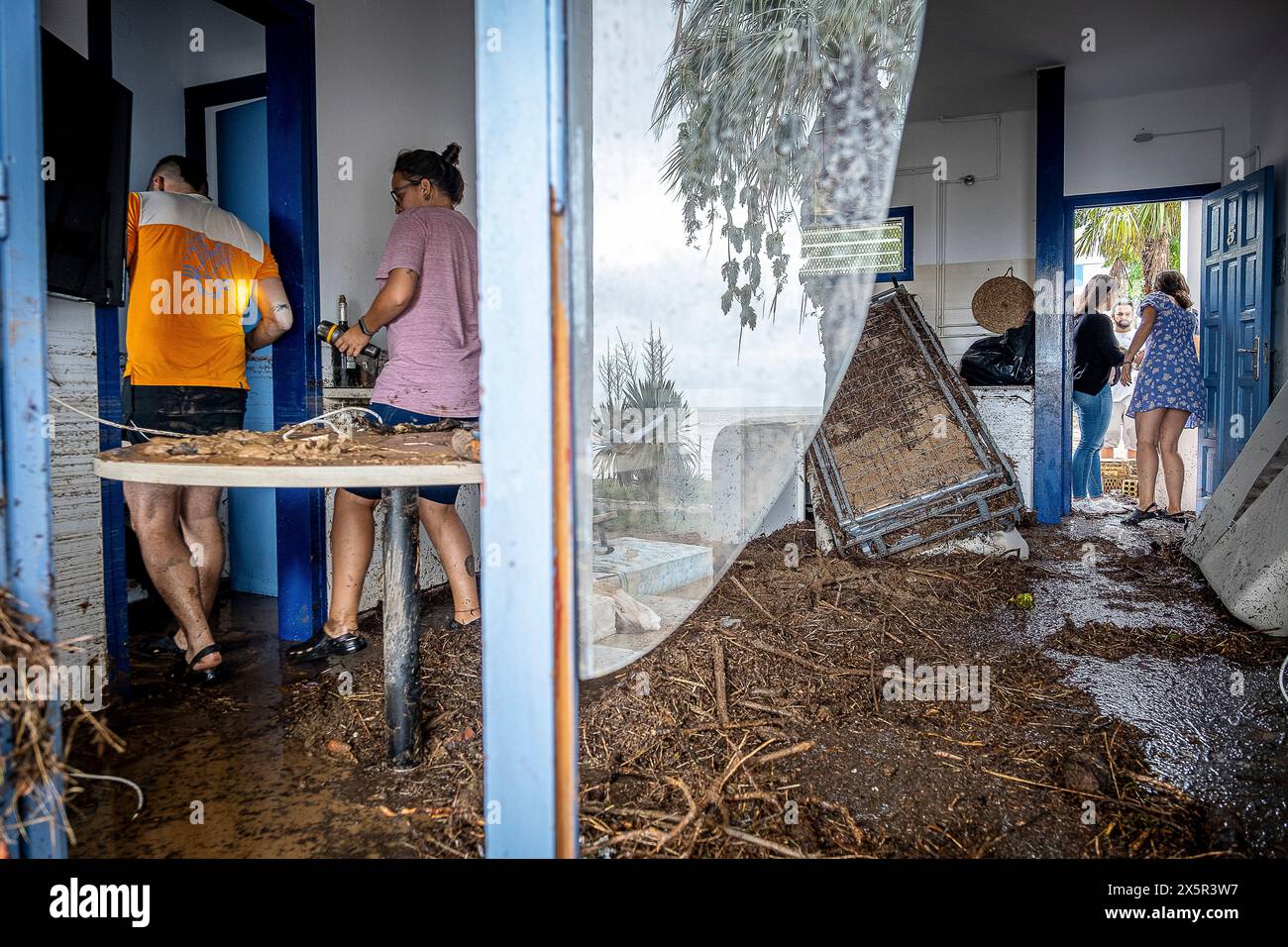 Friends cleaning after floods, in the Alfacs campsite, Alcanar, Tarragona, Spain. 3rd Sep, 2023 Stock Photo