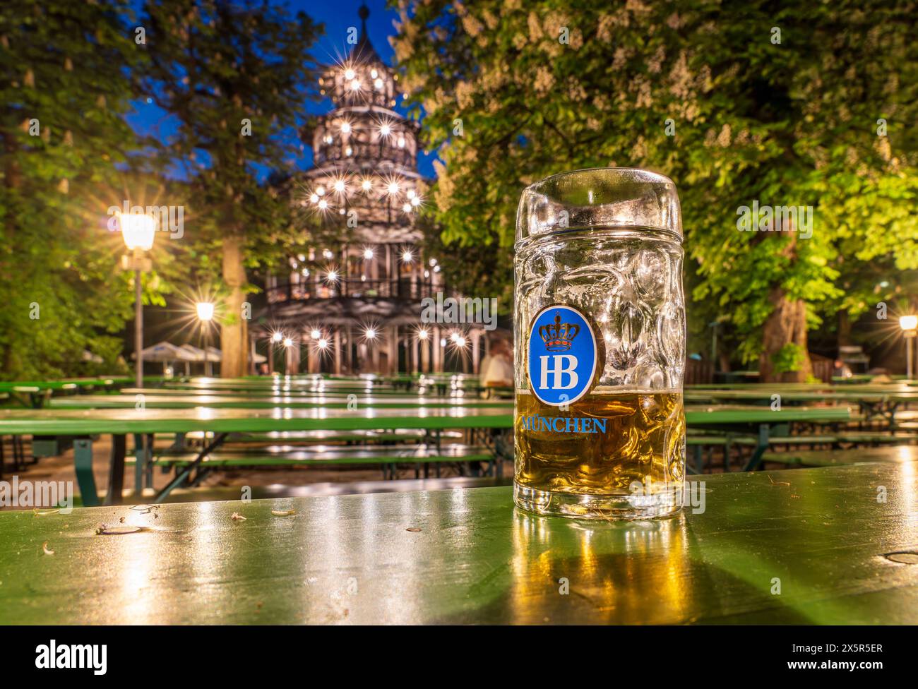 Biergarten am Chinesischen Turm abends kurz vor Schließung um 22 Uhr