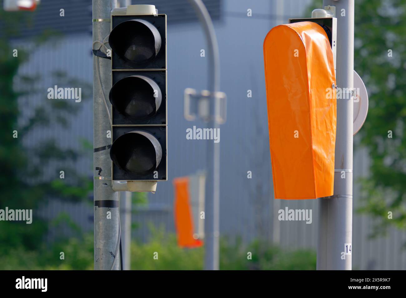 Vorsicht. Die Ampel ist kaputt. München Bayern Deutschland *** Caution The traffic light is broken Munich Bavaria Germany Copyright: xRolfxPossx Stock Photo