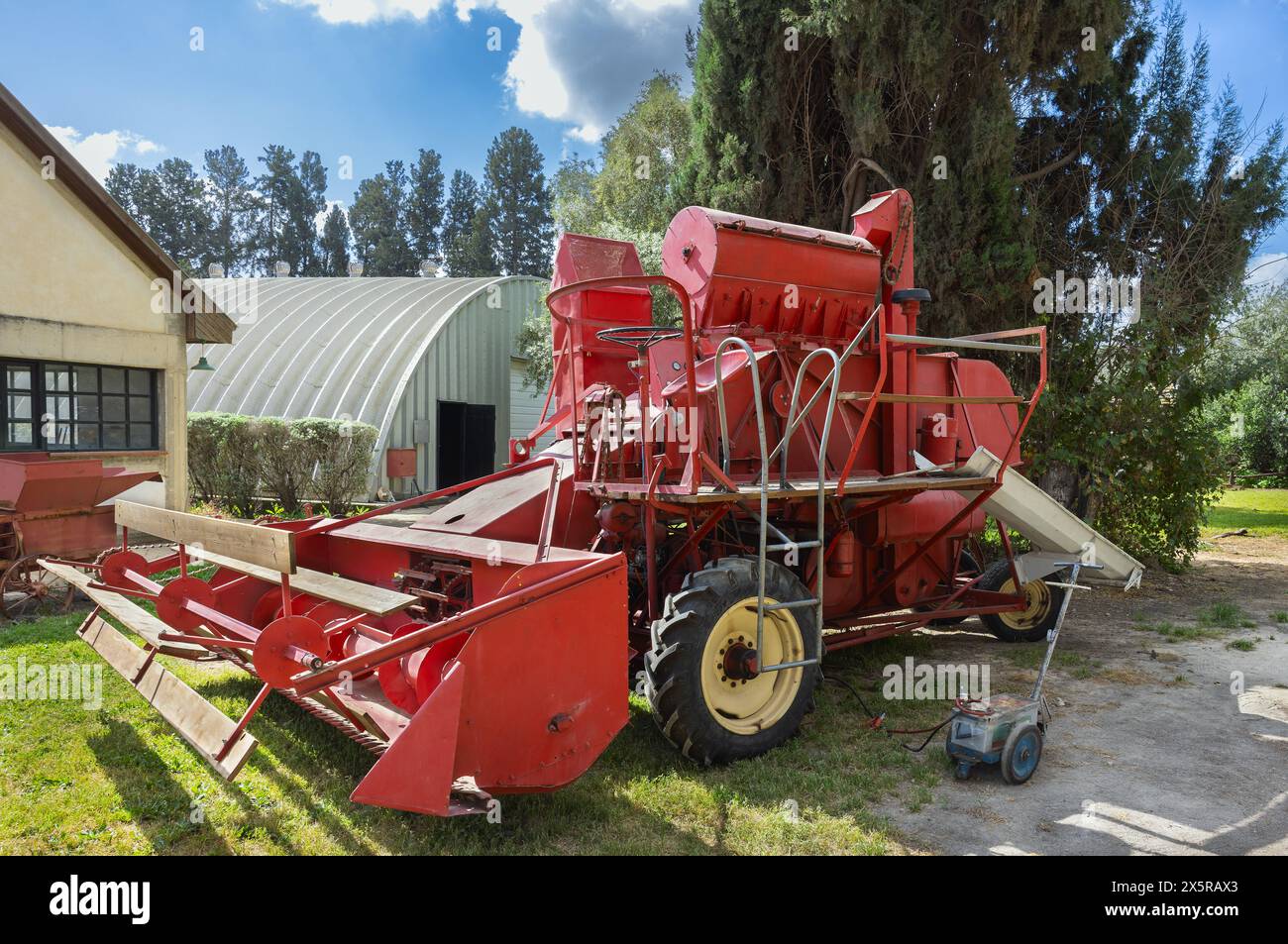 Red color combine harvester hi-res stock photography and images - Alamy