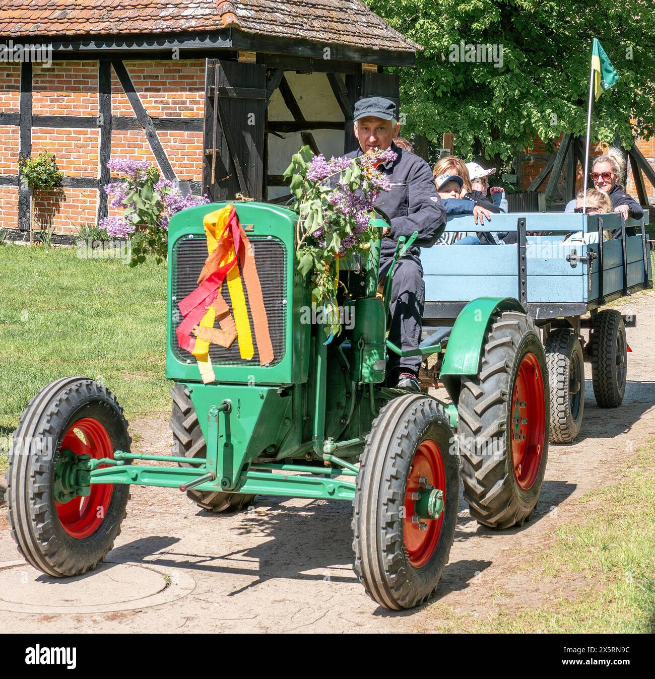 DEUTZ Traktor von 1936 09.05.2024 Symbolbild Oldtimer Ausflug auf