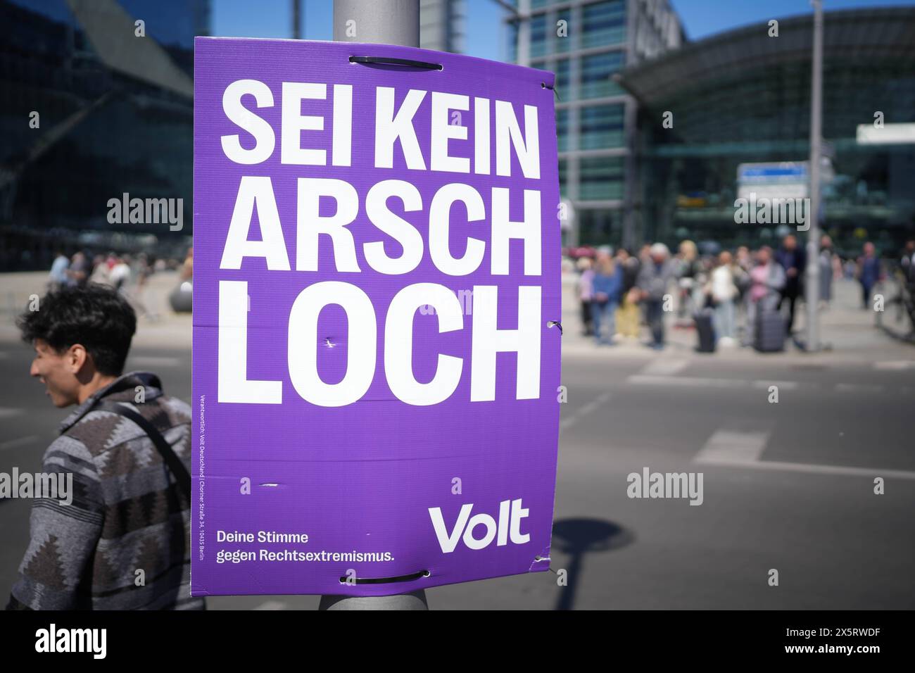 20240509,Berlin,Wahlplakat der Partei Volt Sei kein Arschloch gesehen am Hauptbahnhof