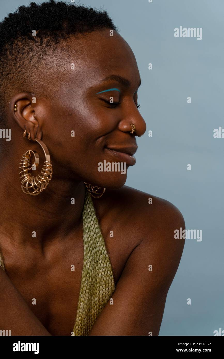 Eyeliner woman beauty smiling hi-res stock photography and images - Alamy