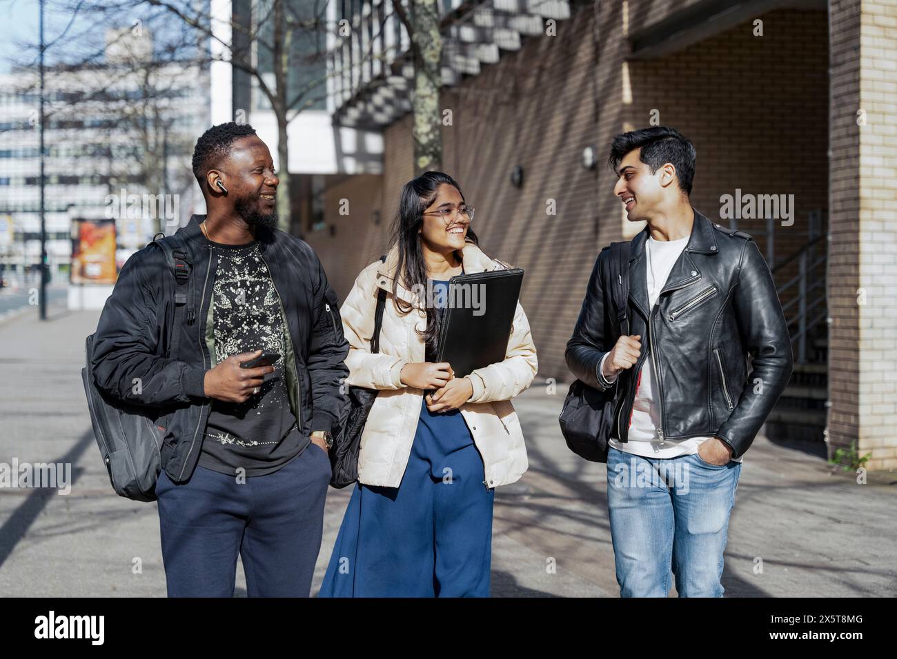 People walking on campus hi-res stock photography and images - Alamy