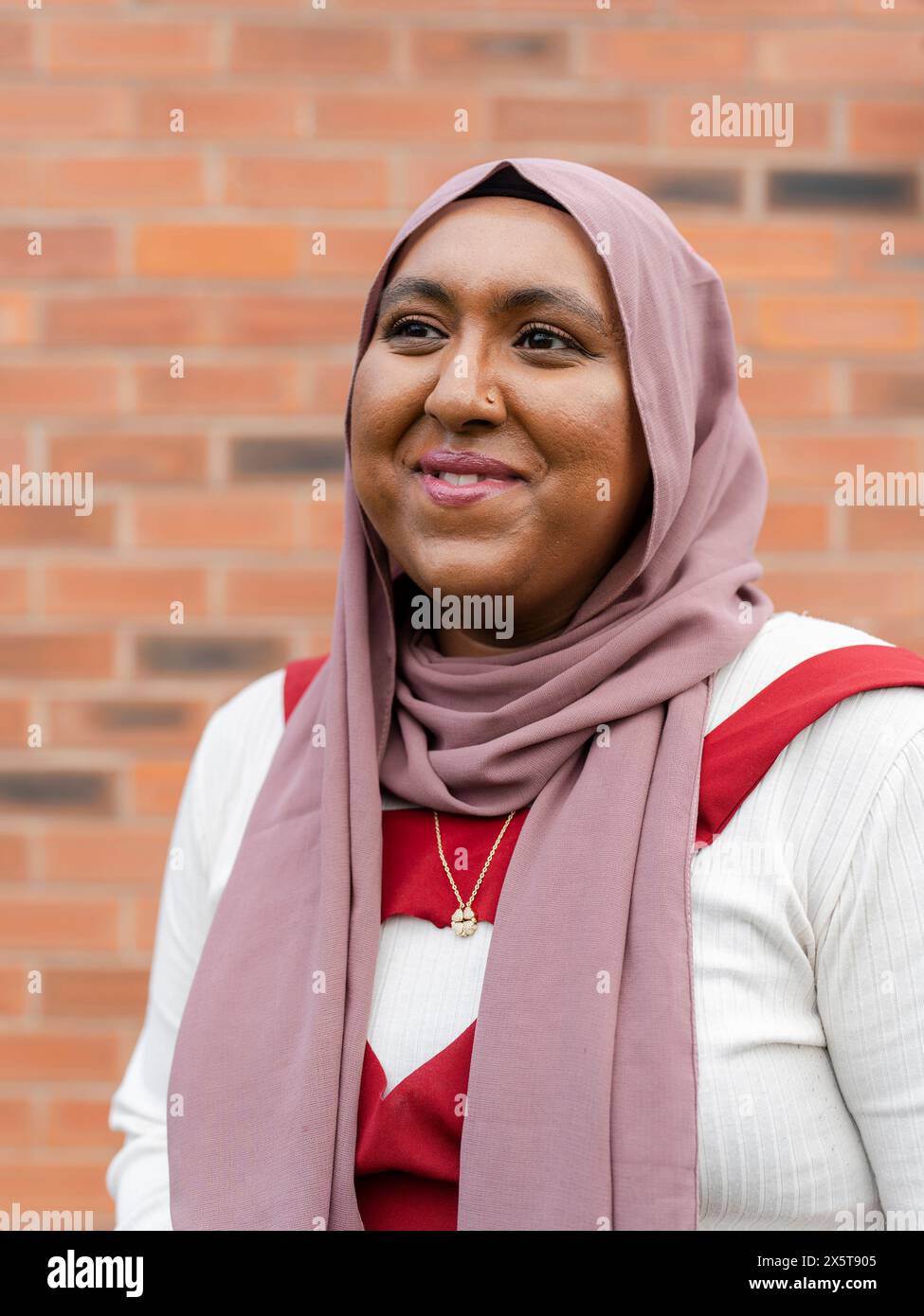Woman wearing hijab smiling hi-res stock photography and images - Alamy