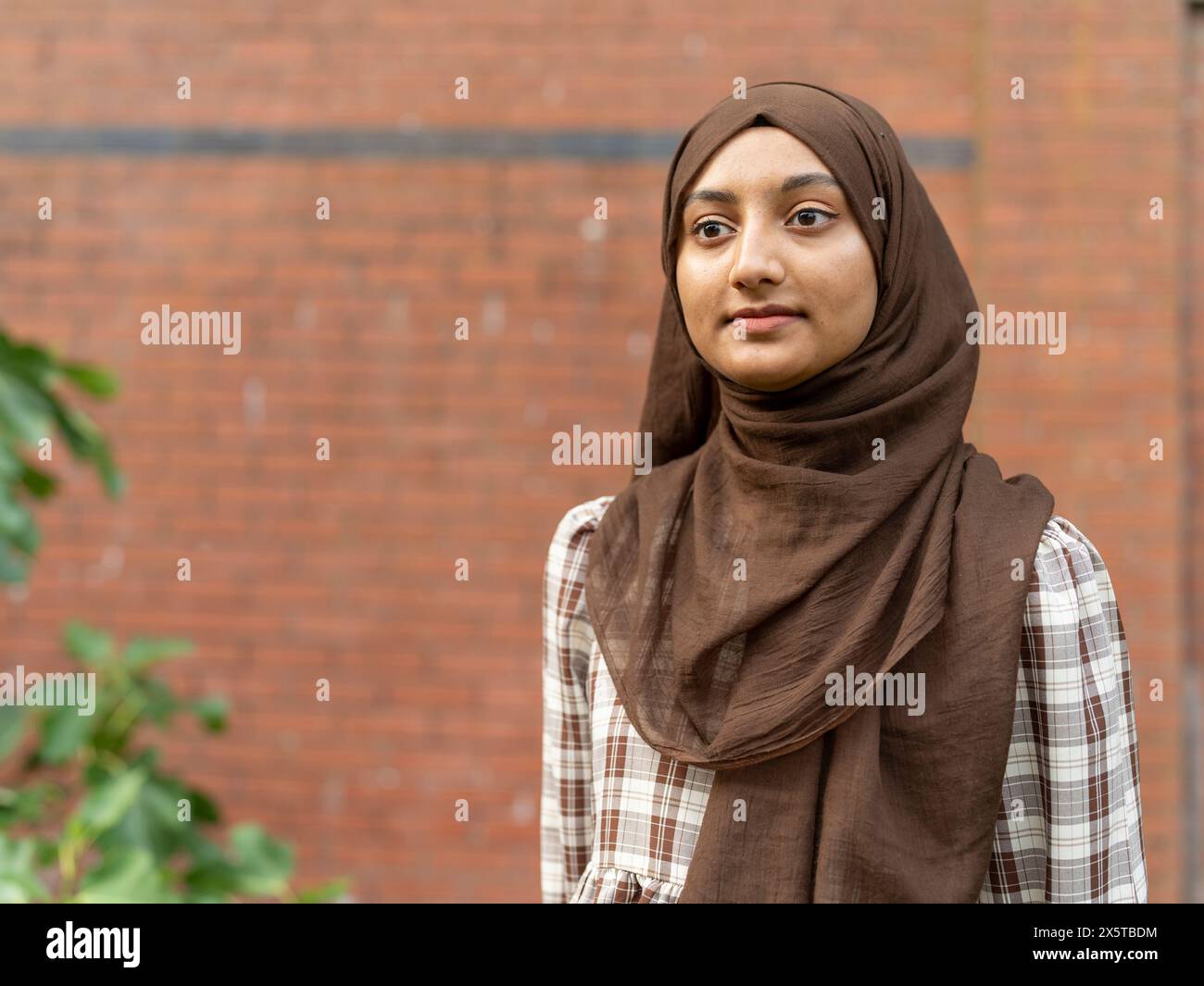 Woman wearing hijab in hi-res stock photography and images - Alamy
